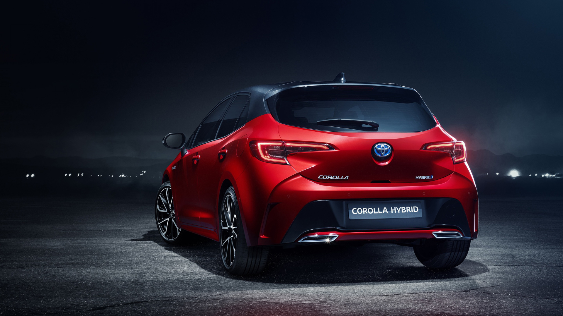 Красный автомобиль Toyota Corolla Hybrid, 2018 года вид сзади