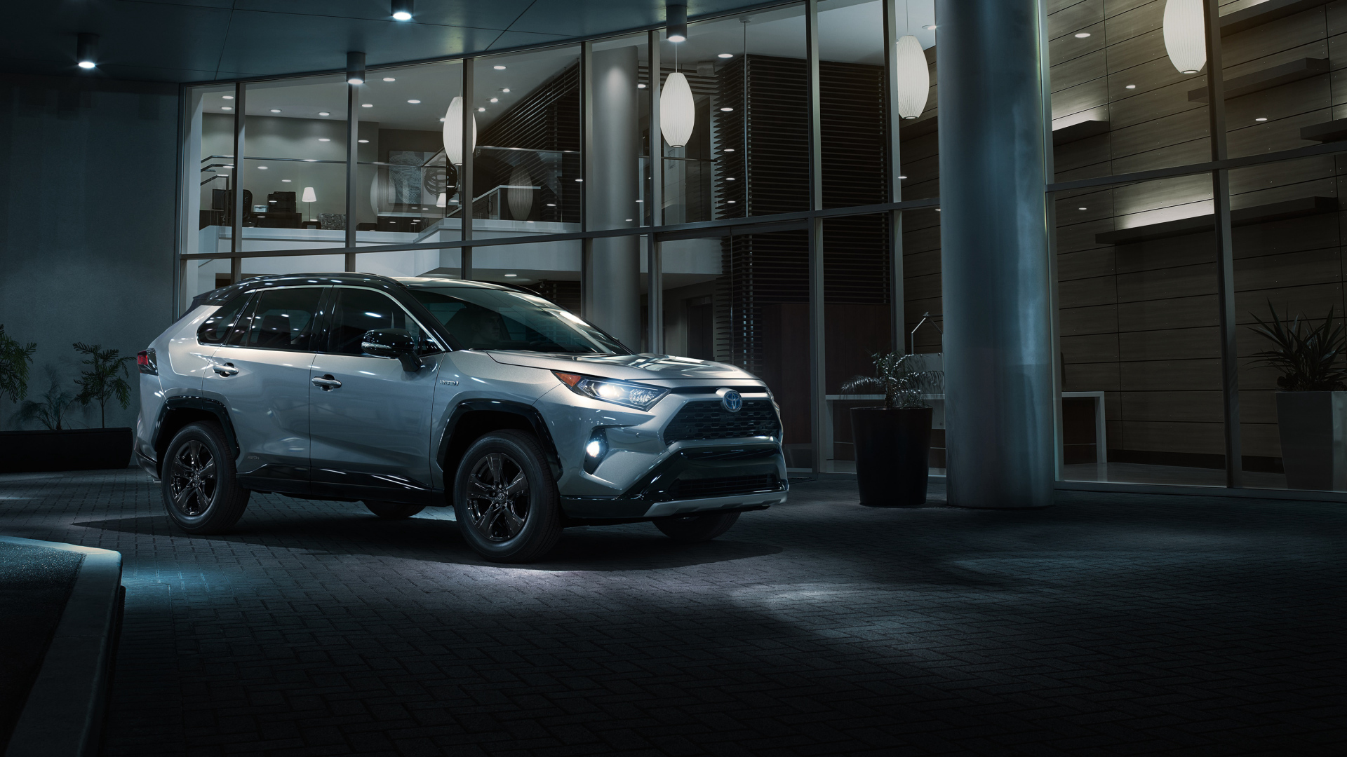 Серебристый внедорожник Toyota RAV4, 2019