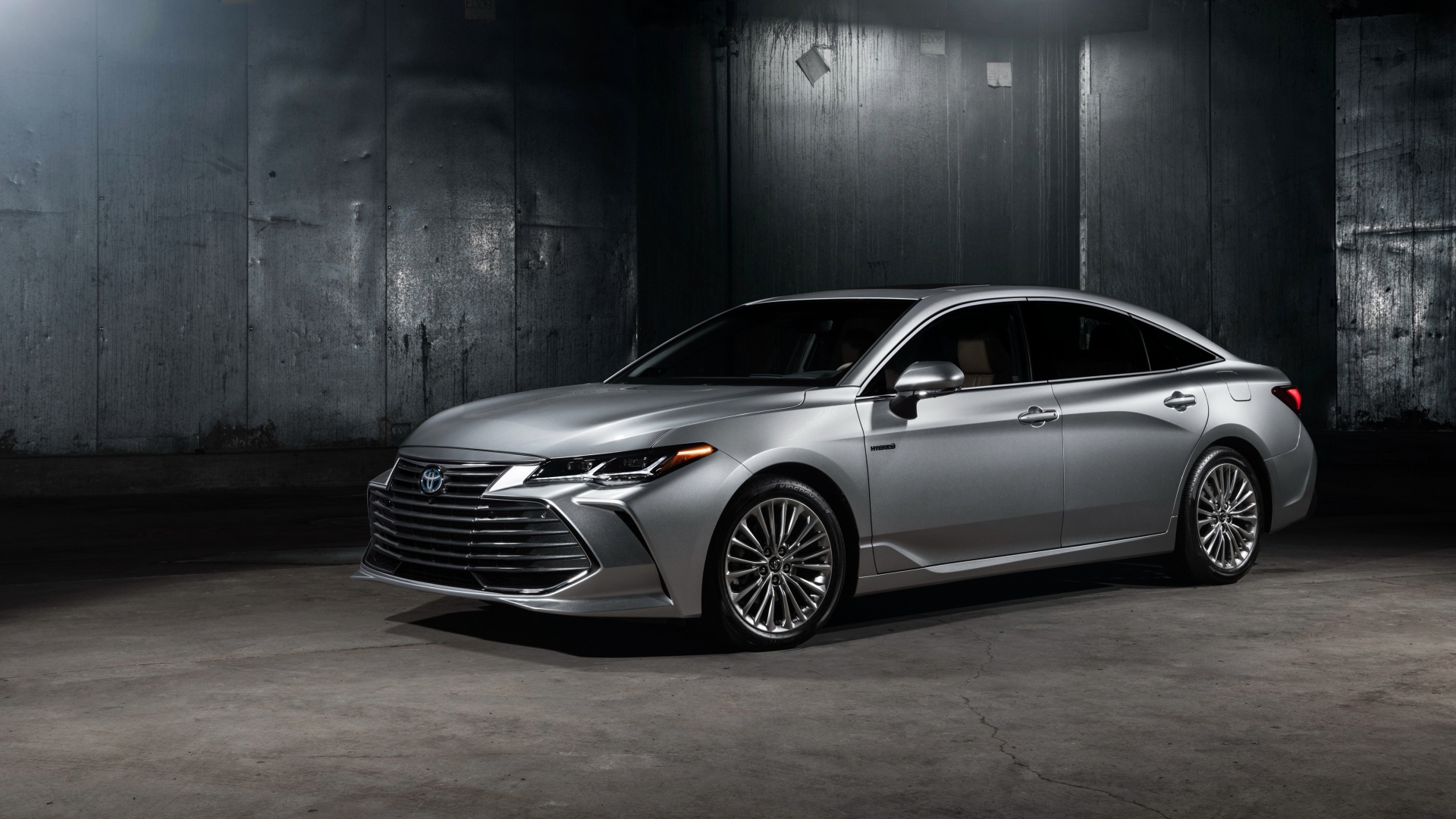 Серебристый новый автомобиль Toyota Avalon Hybrid, 2019
