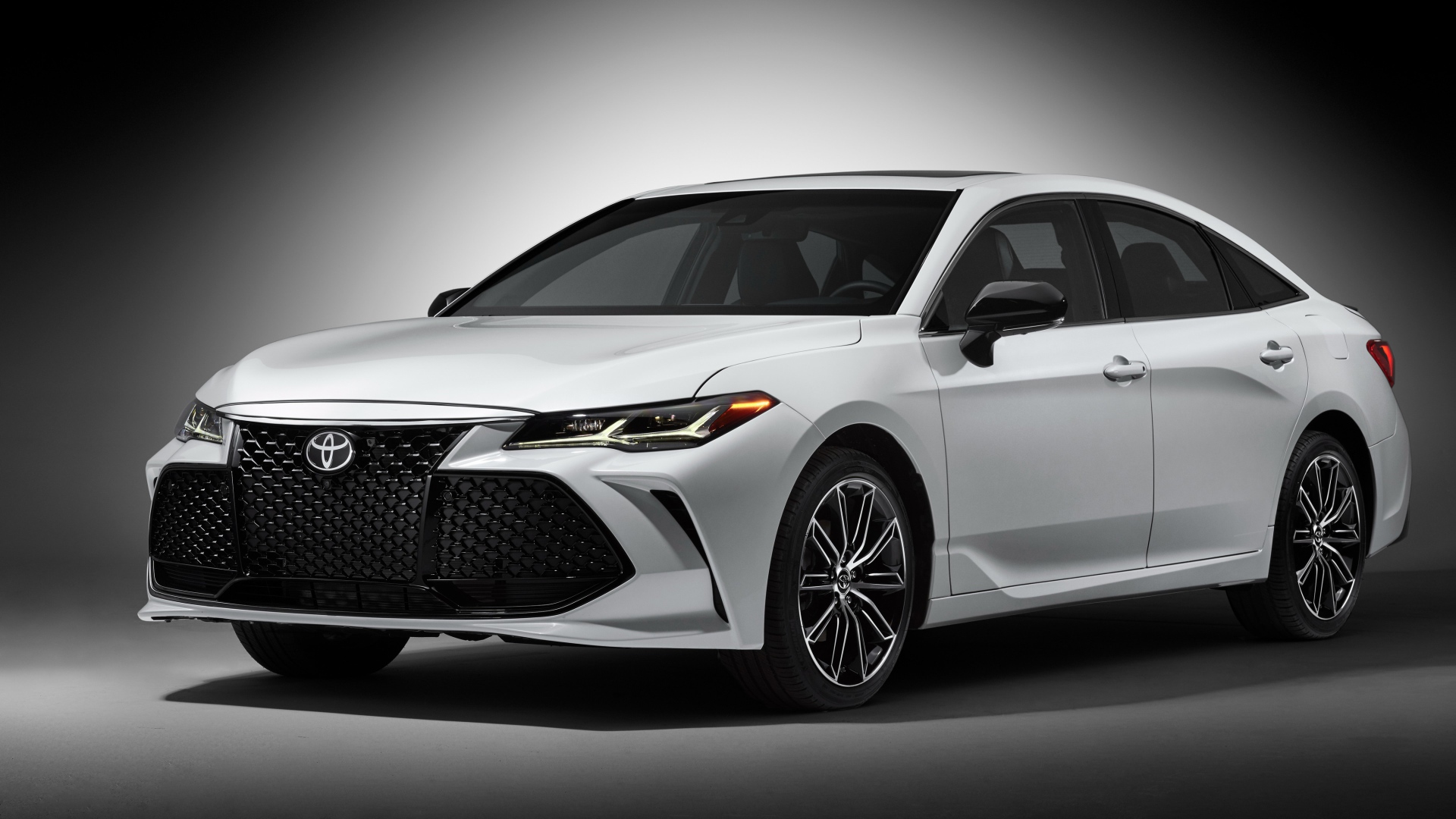 Белый автомобиль Toyota Avalon Touring, 2019 на сером фоне