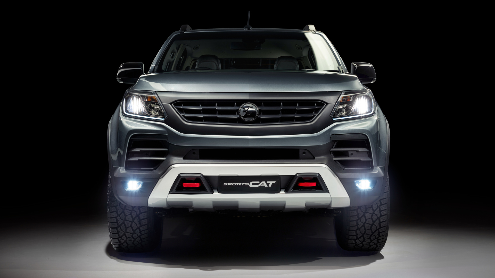 Серебристый спортивный грузовик HSV Colorado, 2018