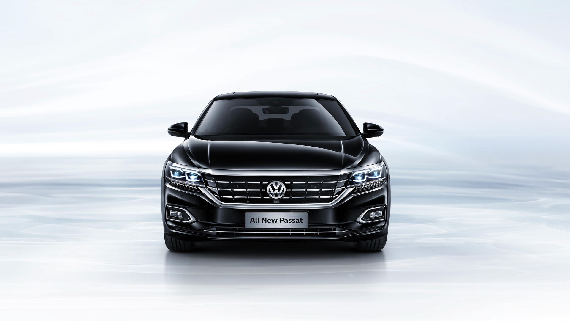 Черный автомобиль Volkswagen Passat 380 TSI вид спереди