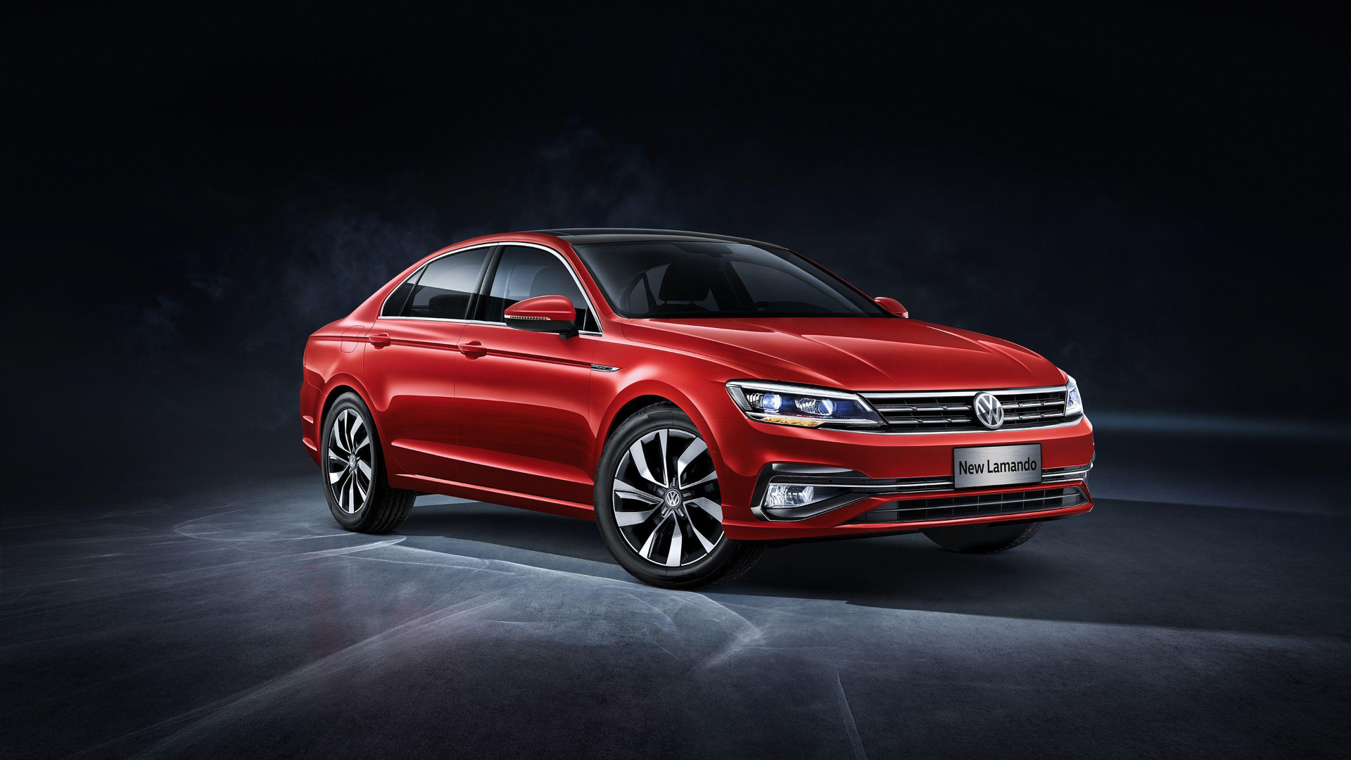 Красный автомобиль Volkswagen Lamando, 2018 на сером фоне
