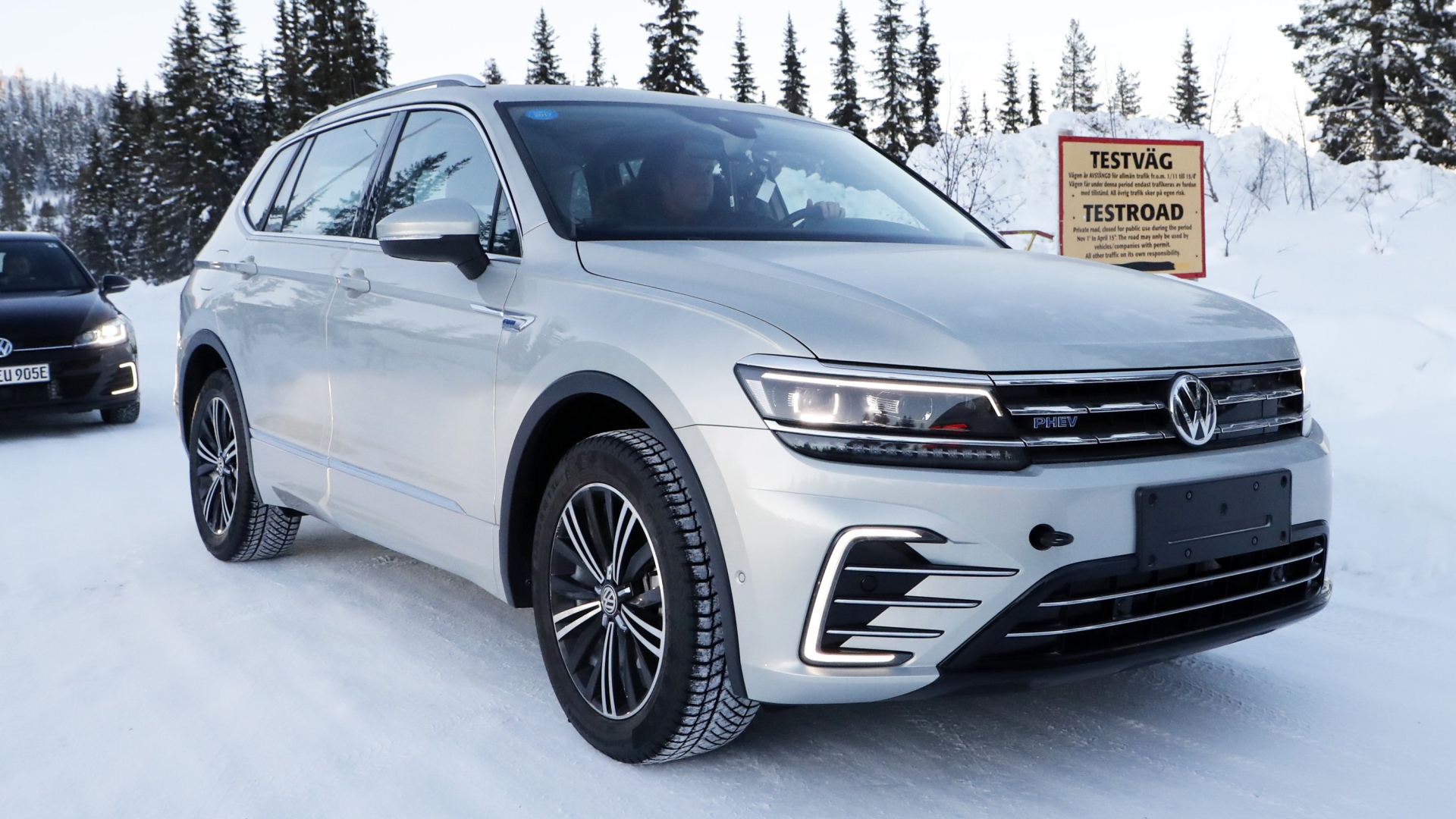 Серебристый внедорожник Volkswagen Tiguan, 2019 года на снегу