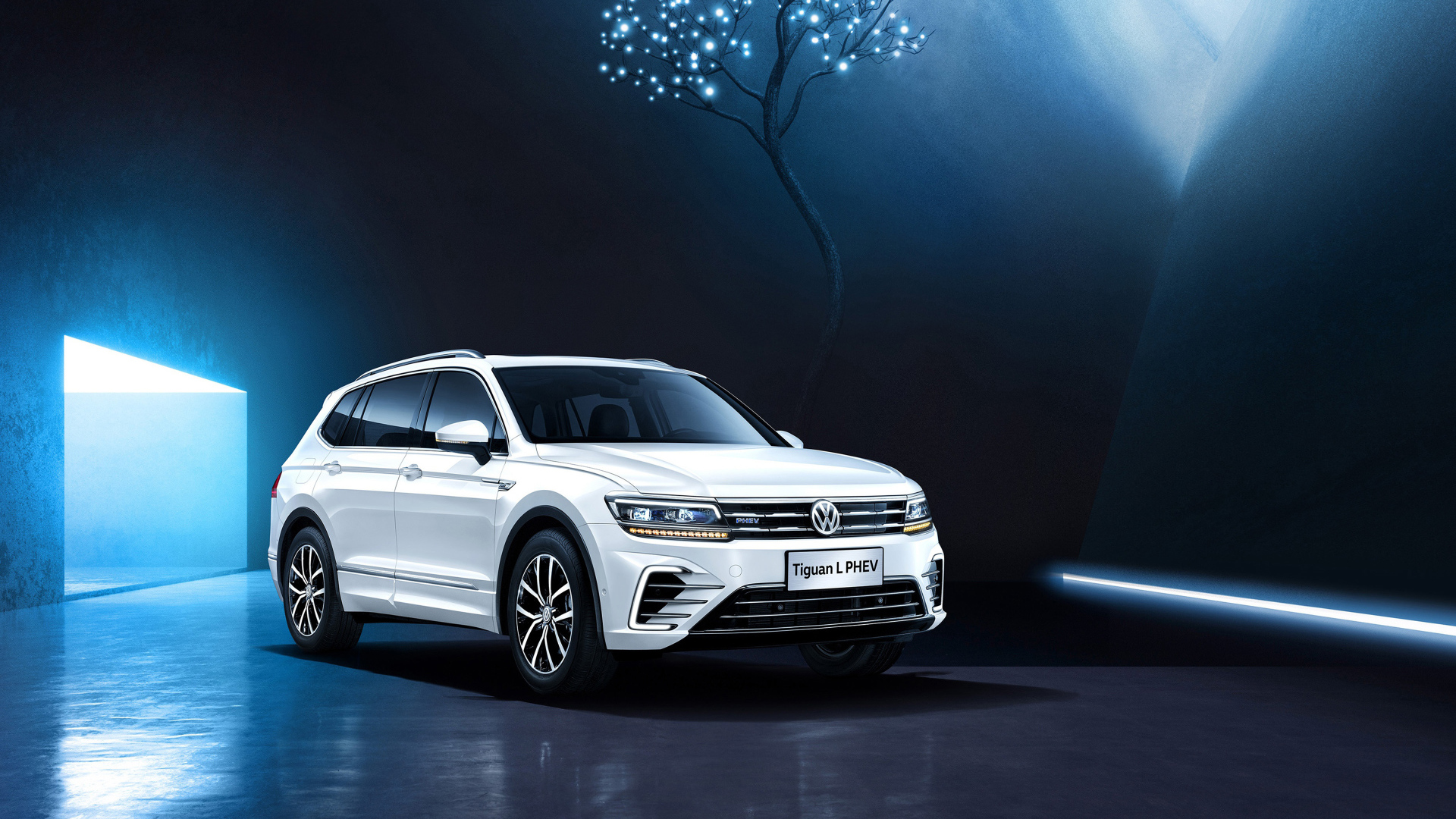 Белый внедорожник Volkswagen Tiguan L PHEV, 2018
