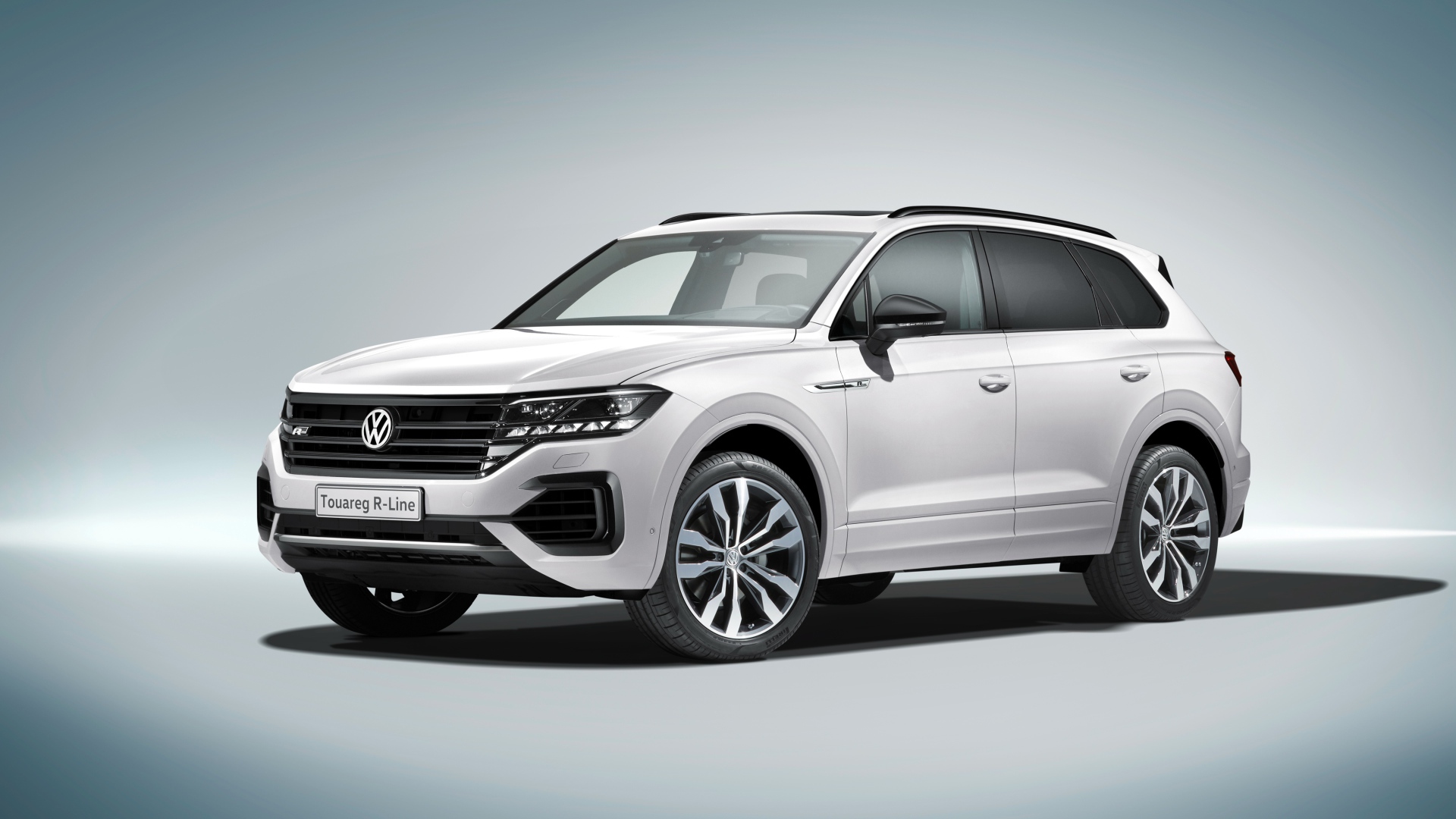 Белый автомобиль Volkswagen Touareg 2018 R-Line