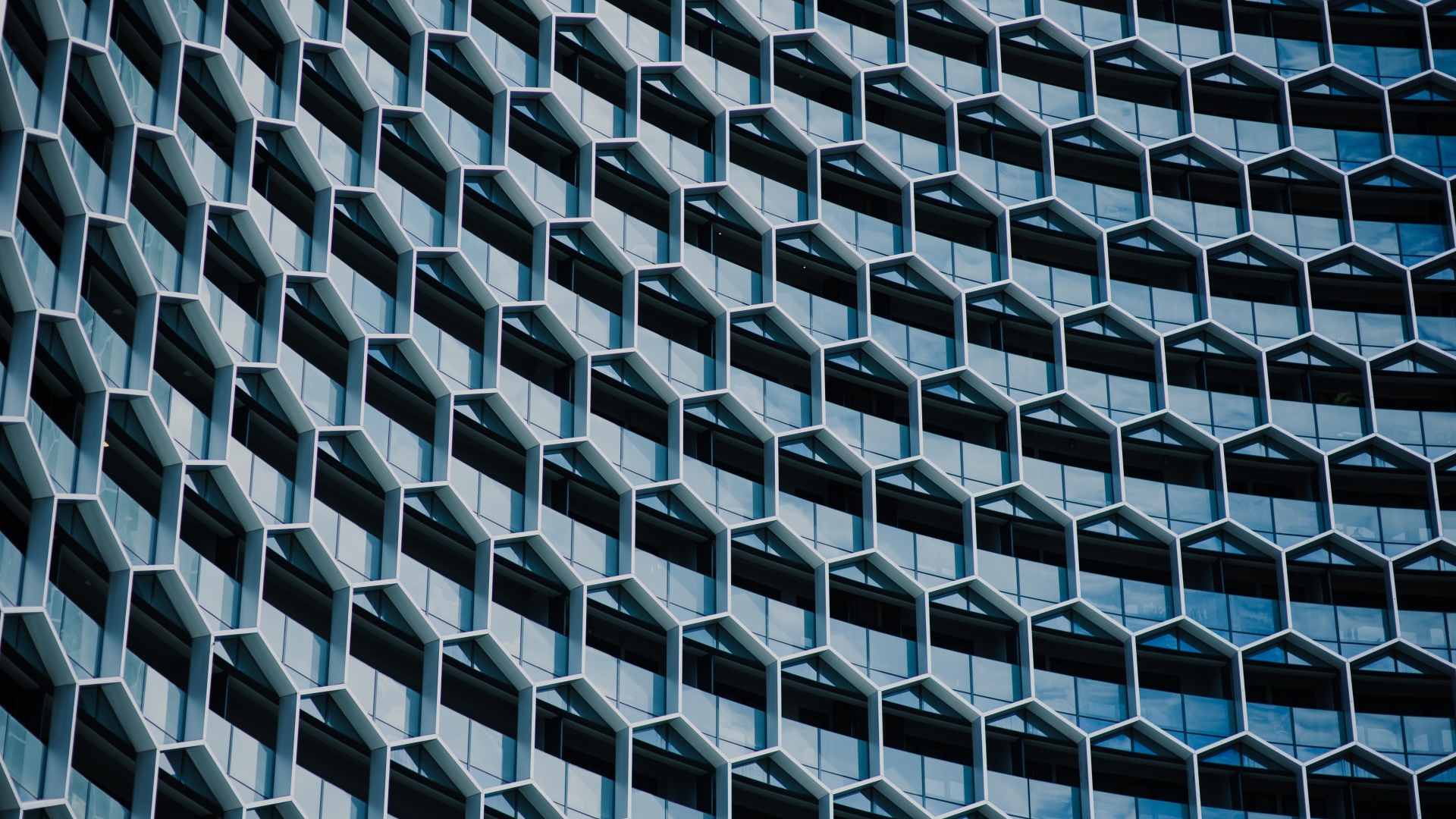 Решетки на окнах фасада