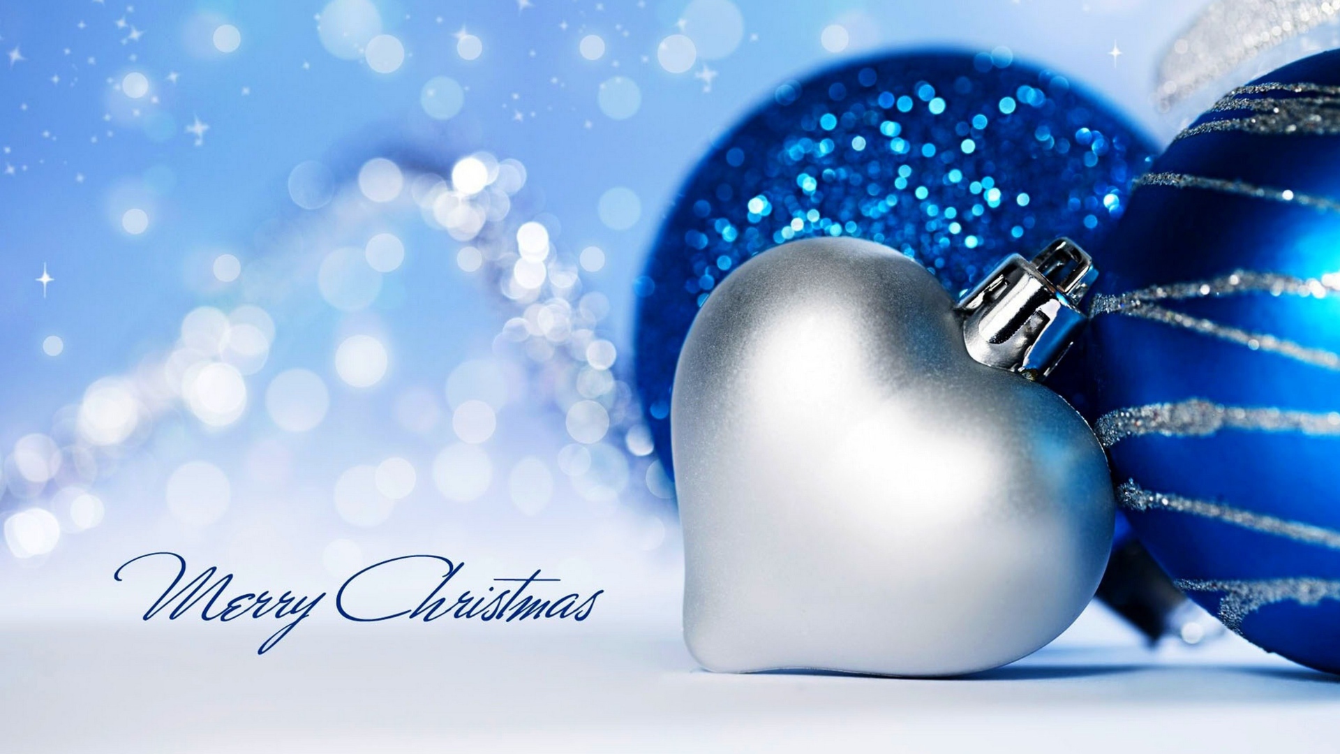 Голубая и серебряная елочные игрушки на Рождество 2019