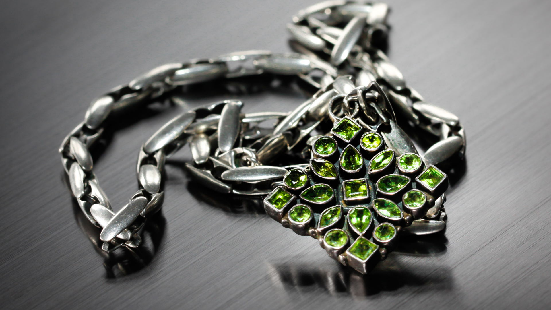 Красивое украшение с камнями на сером фоне