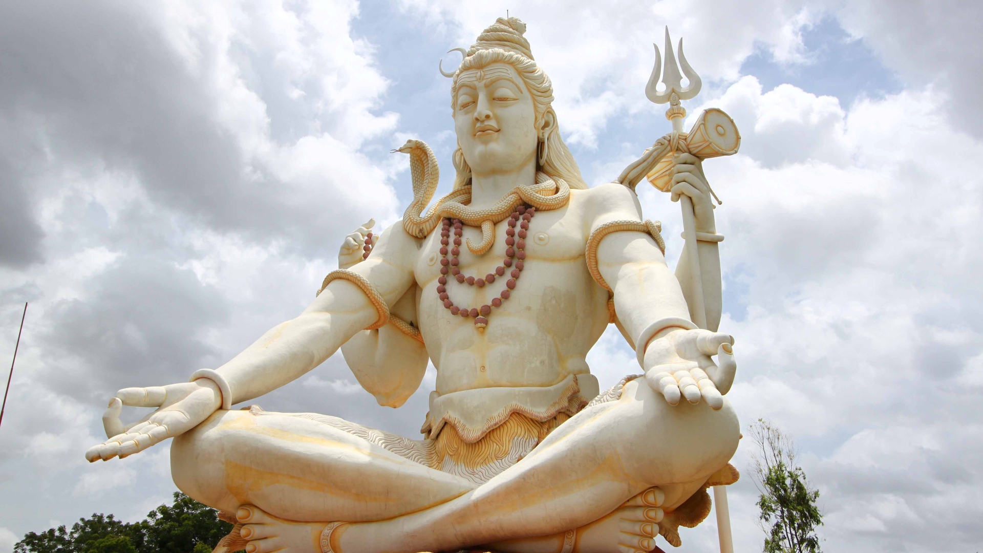 Большая красивая статуя Шивы