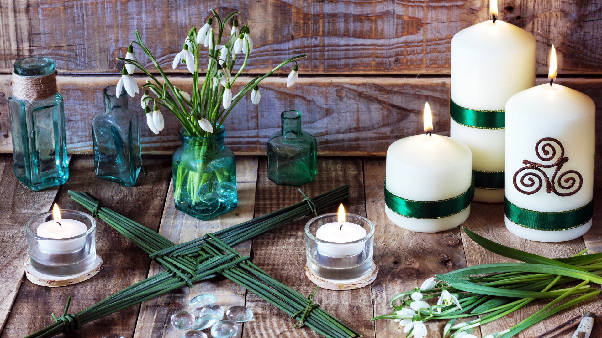 Букет подснежников на столе с зажженными свечами