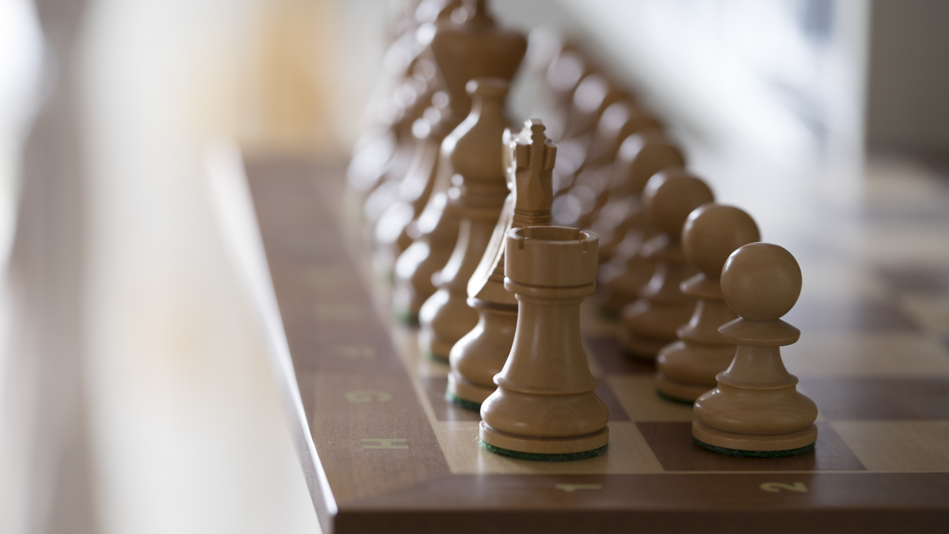 Шахматная доска с деревянными большими шахматами