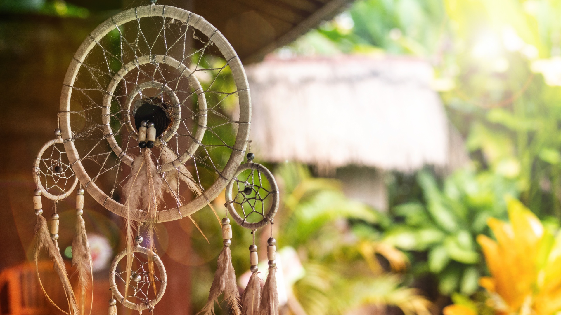 Декоративный ловец снов висит у дома