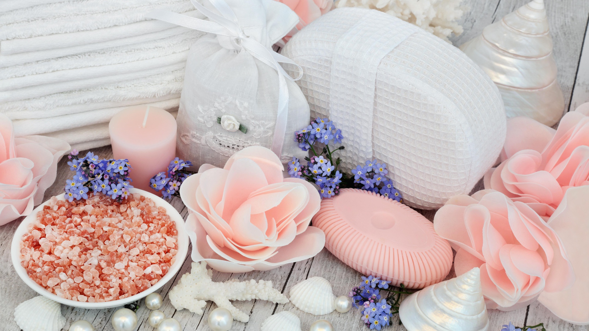 Ароматная соль, мыло, свечи и предметы декора для СПА 