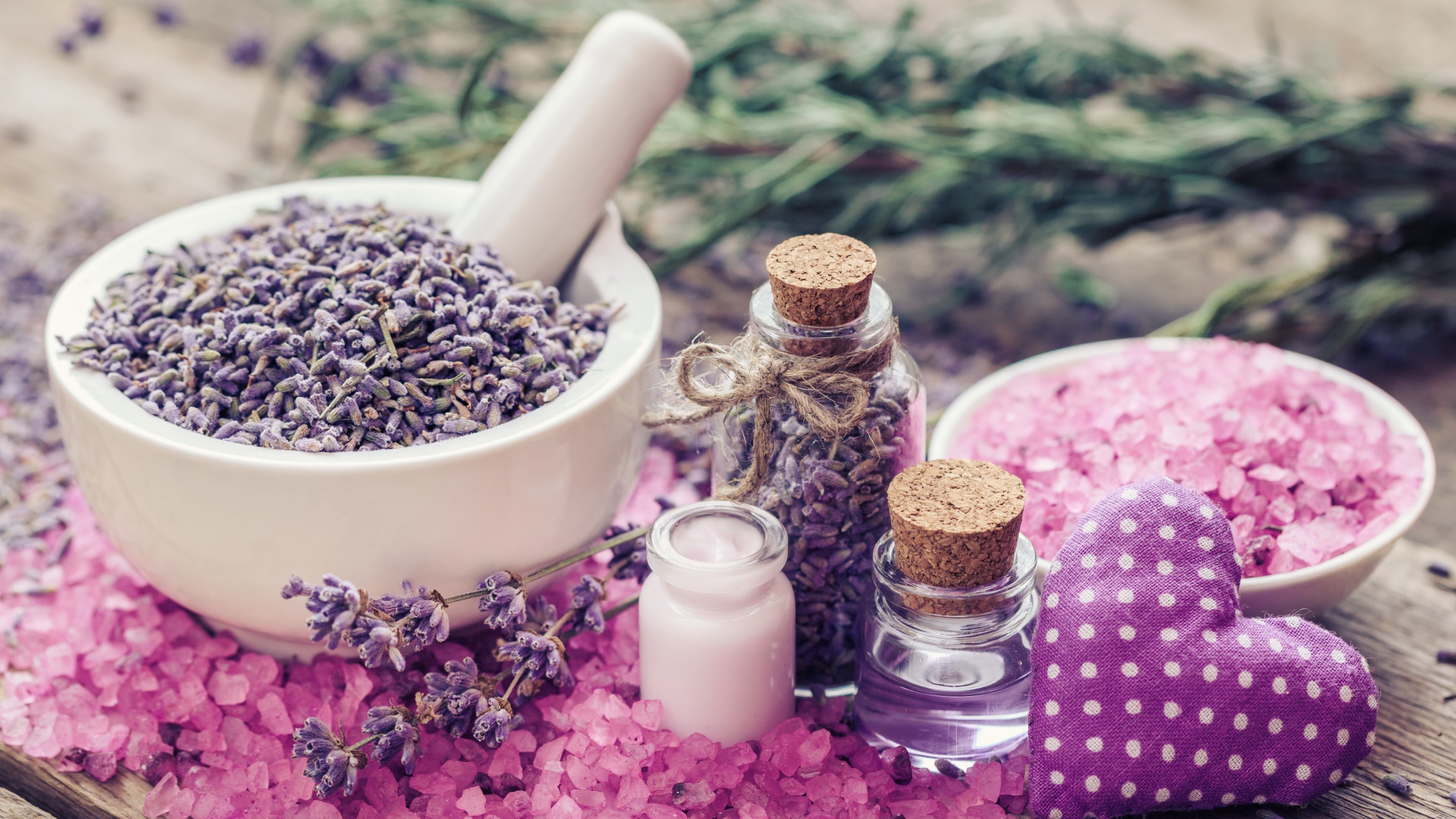 Цветы лаванды в ступке с маслом и солью