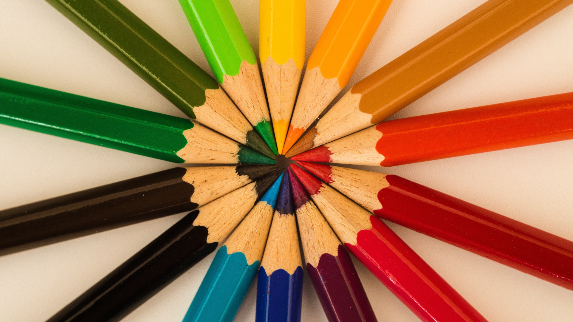 Разноцветные заточенные карандаши на сером фоне