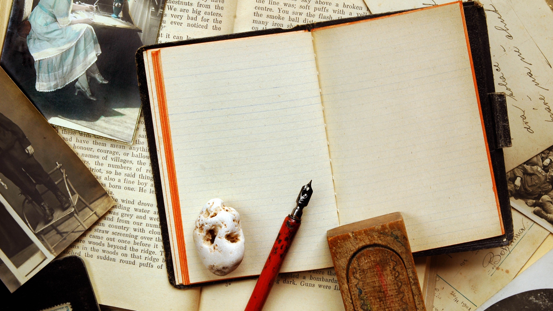 Старые книги с фото на столе со старой ручкой