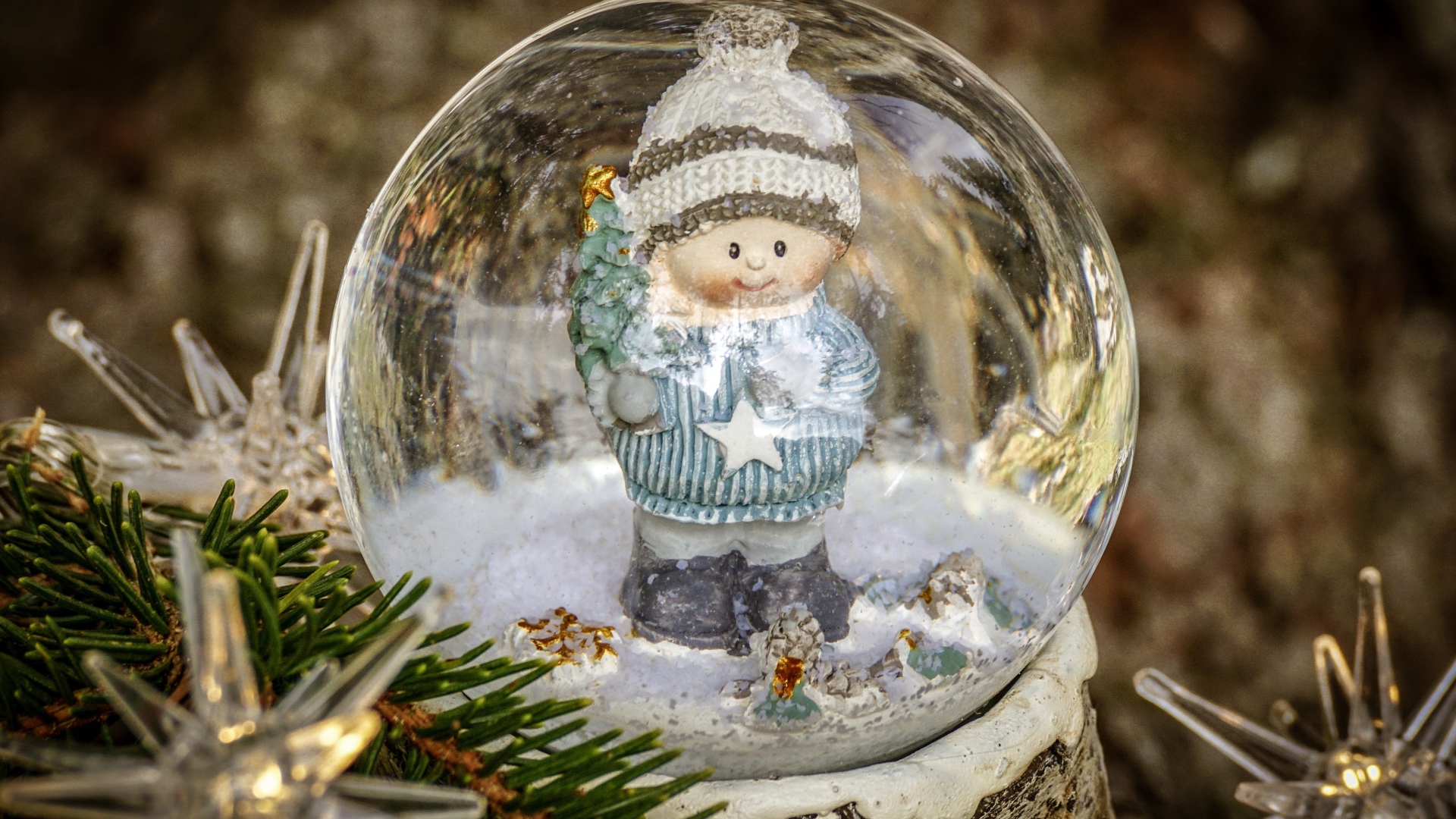 Снежный стеклянный шар с фигуркой внутри 