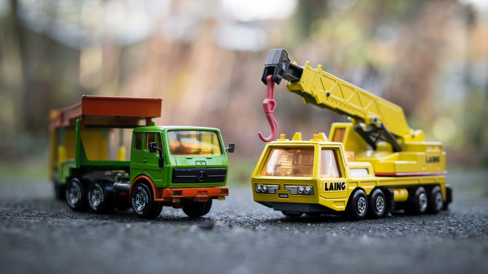 Две старых машинки грузовик и кран