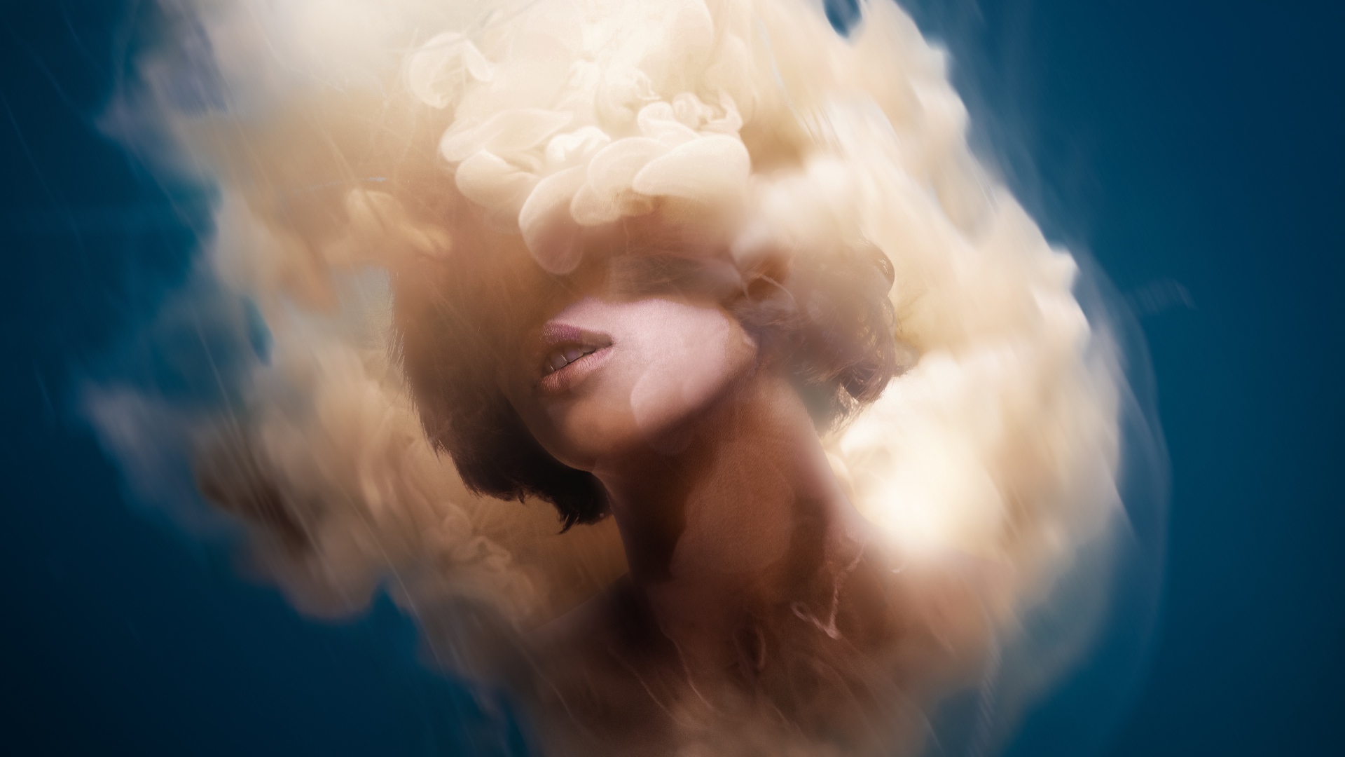 Лицо девушки в дыму на голубом фоне, иллюзия