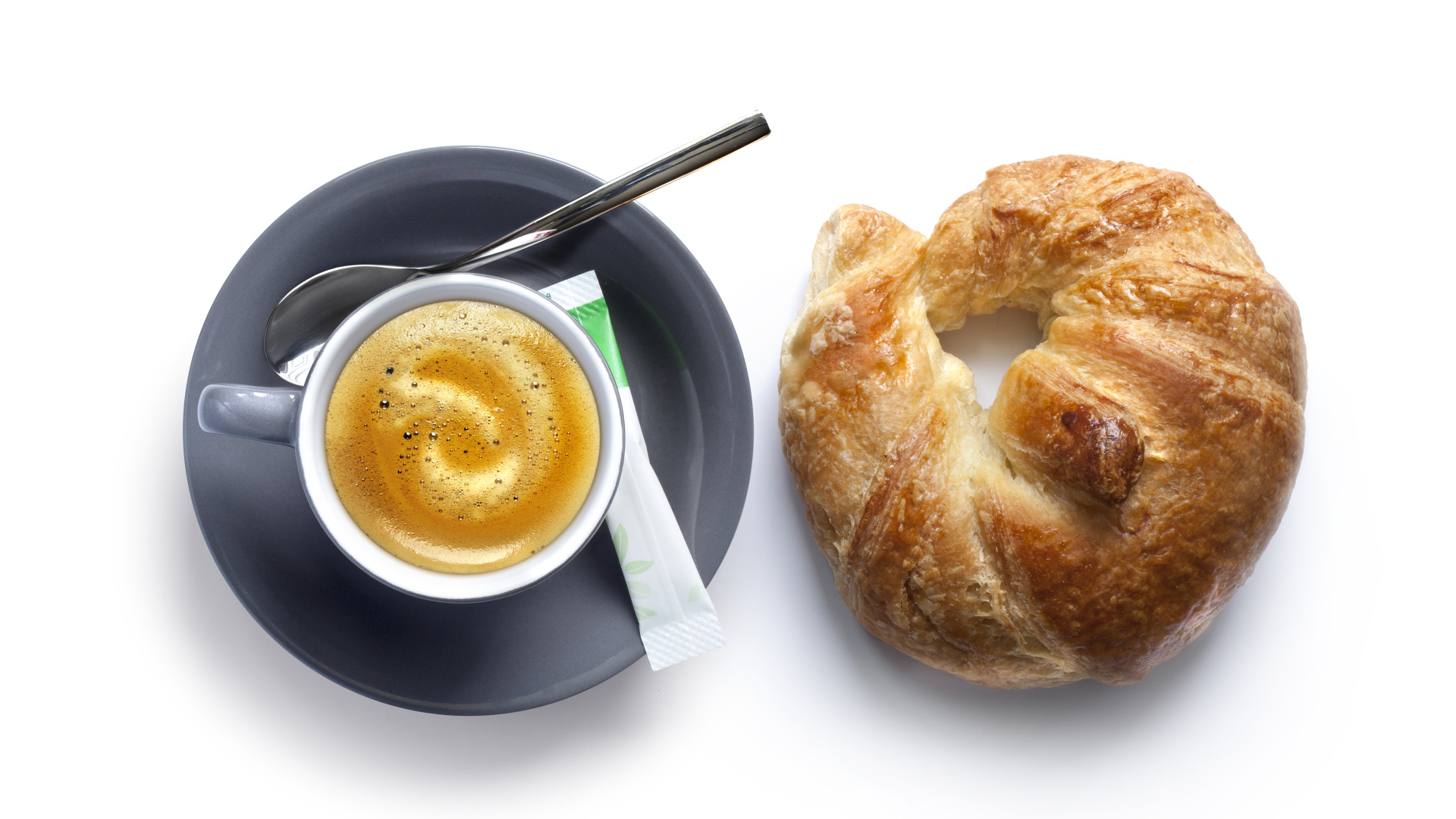 Круассан и чашка кофе на белом фоне