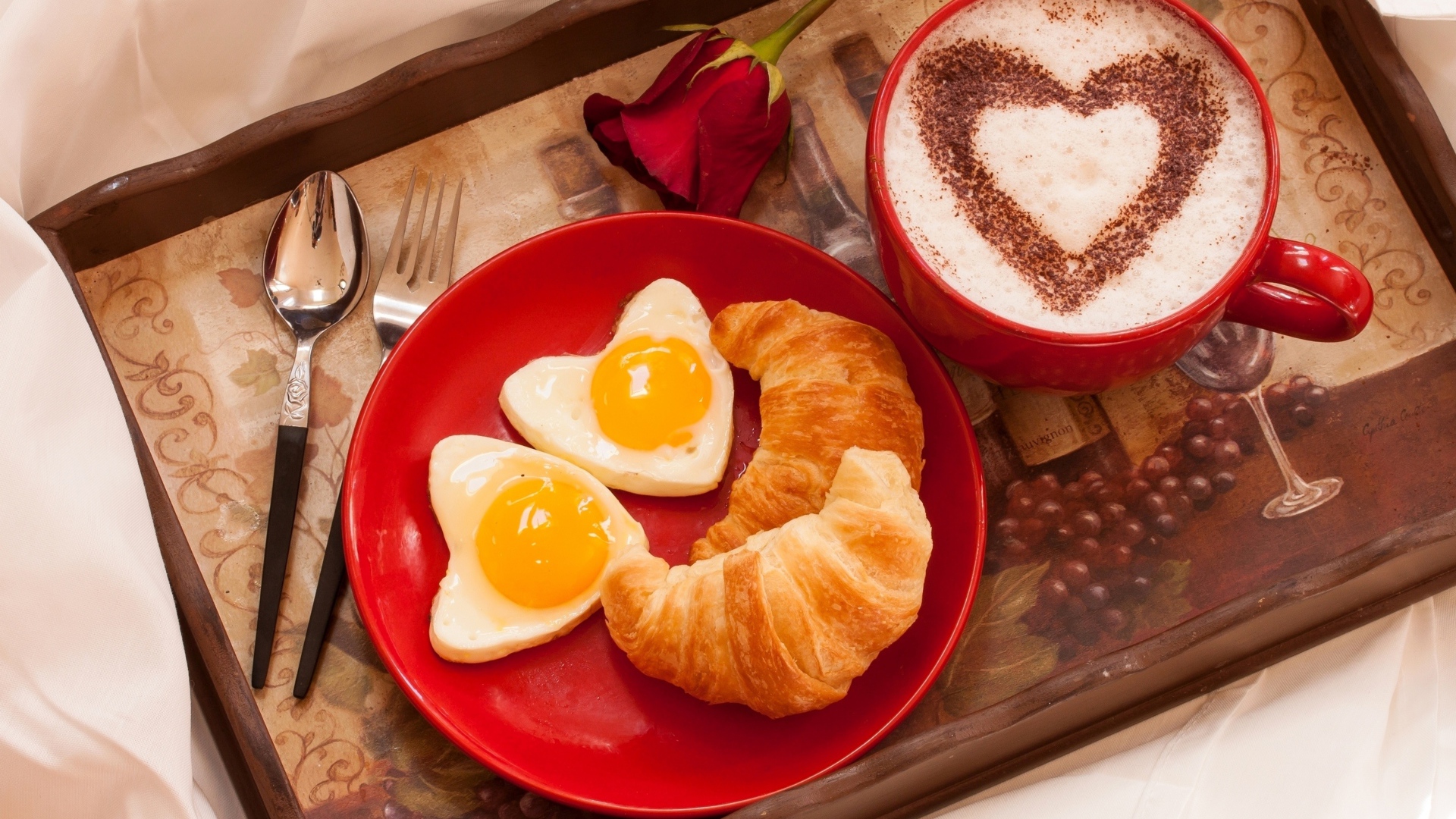 Чашка кофе с круассанами и яичницей на завтрак для любимой