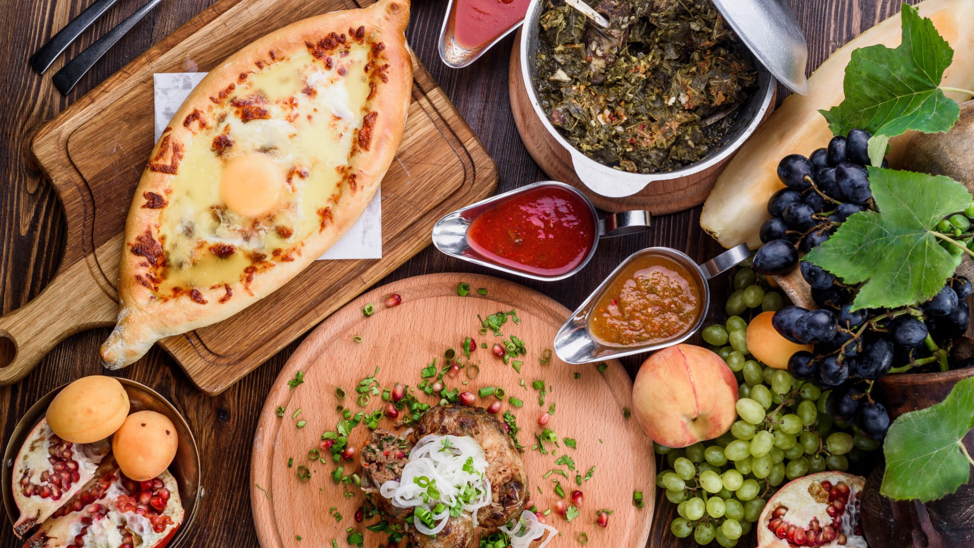 Сытный обеденный стол с вкусными угощениями, натюрморт