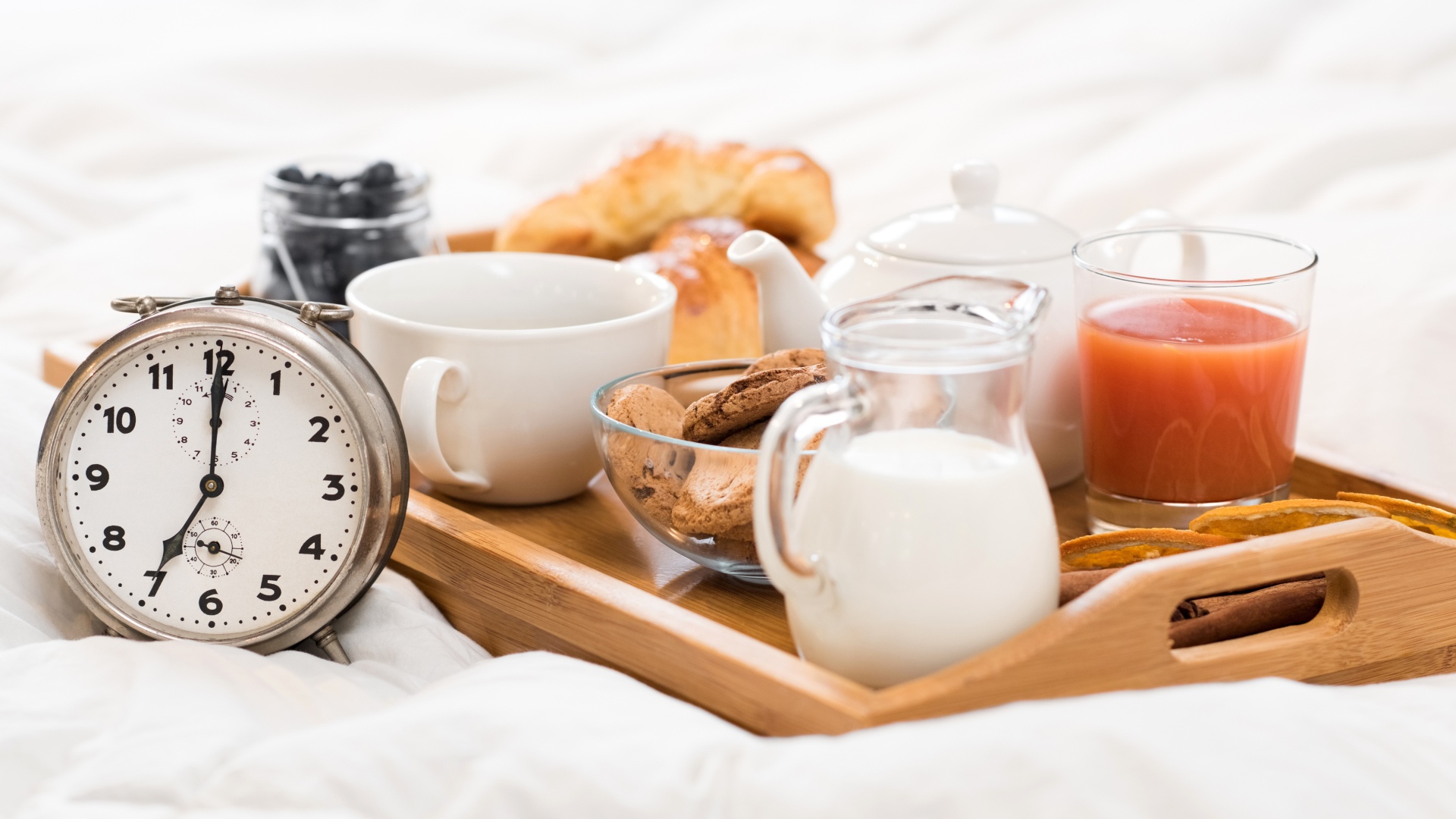 Аппетитный завтрак в постель с будильником
