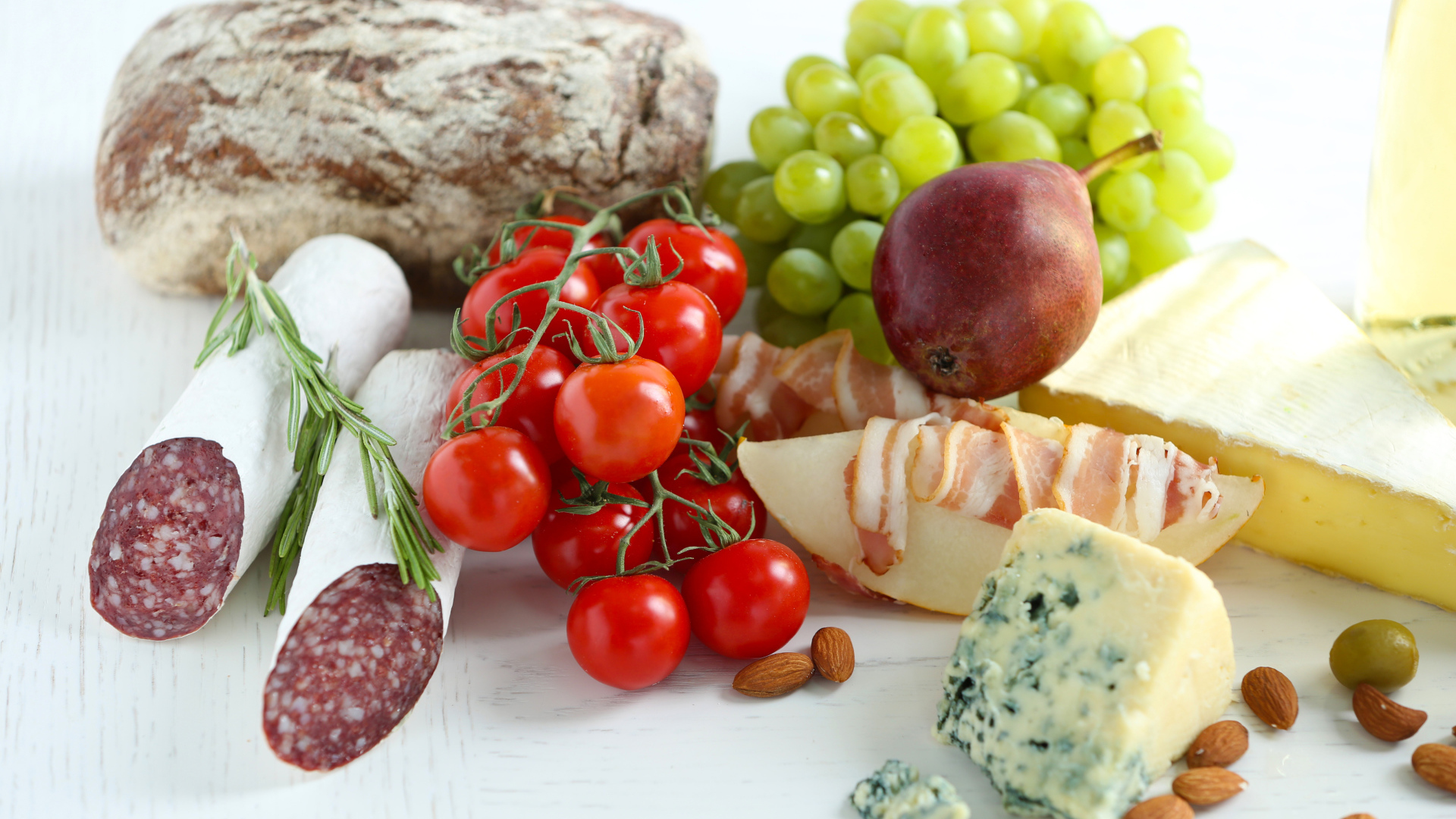 Аппетитные продукты на столе