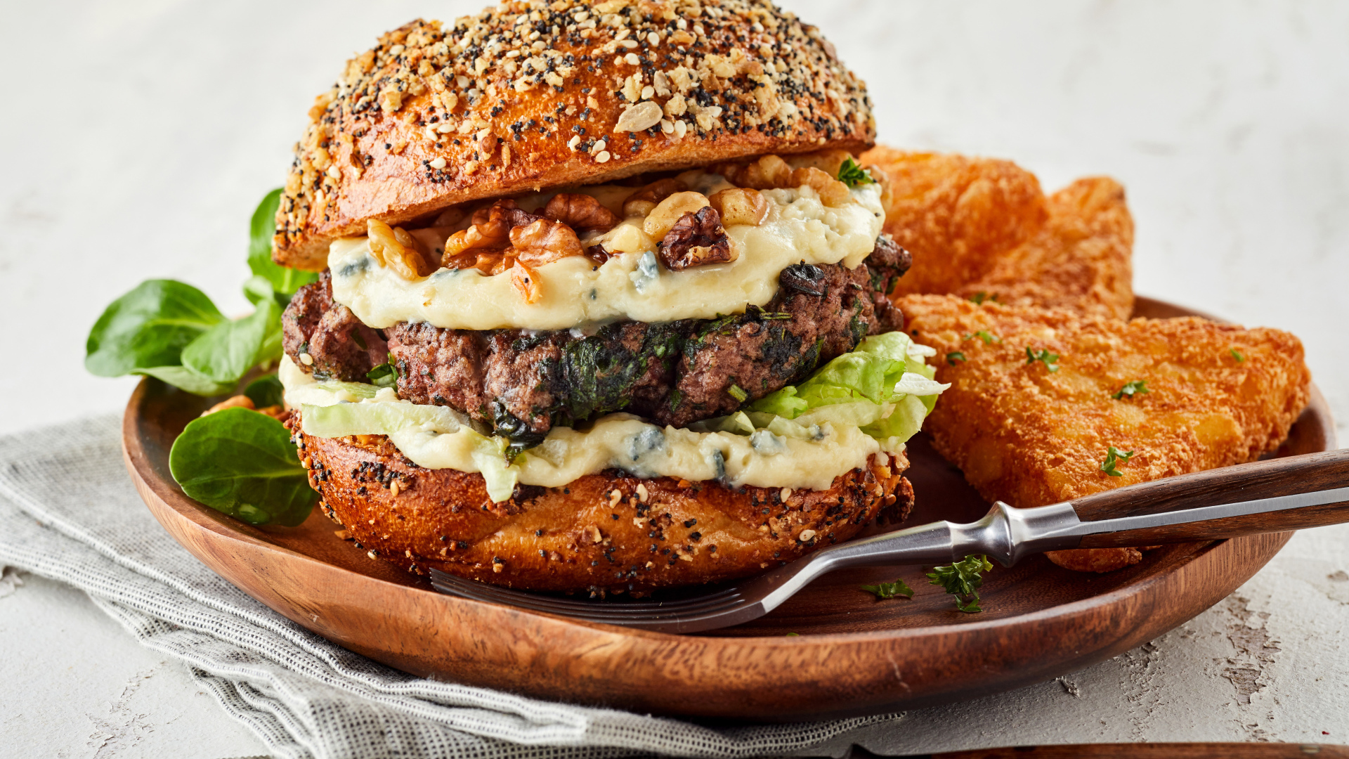 Аппетитный гамбургер на деревянной тарелке