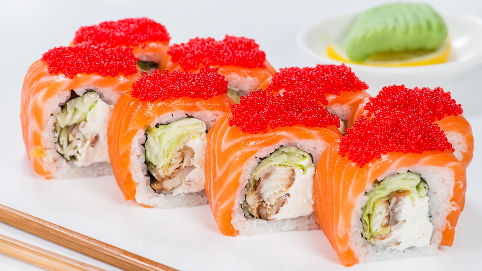 Аппетитные роллы с красной рыбой и красной икрой
