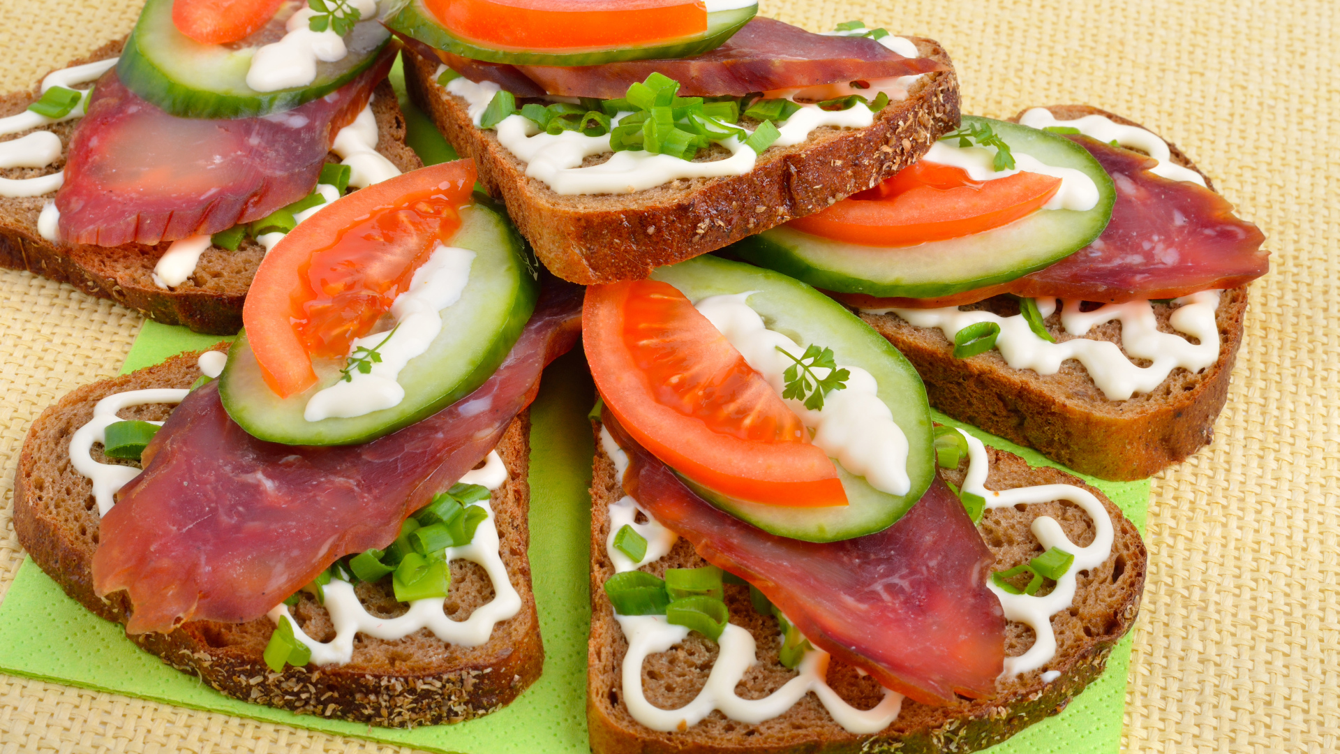 Аппетитные бутерброды с колбасой, помидорами и огурцами