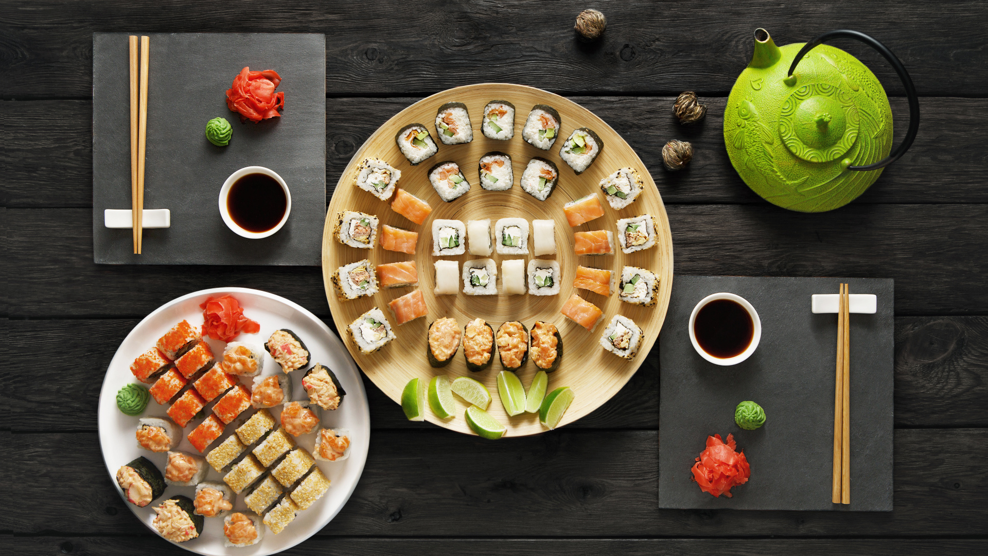 Аппетитные суши на столе с чаем 