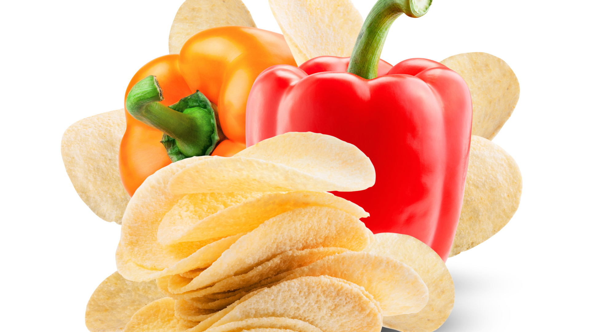 Чипсы с болгарским перцем на белом фоне