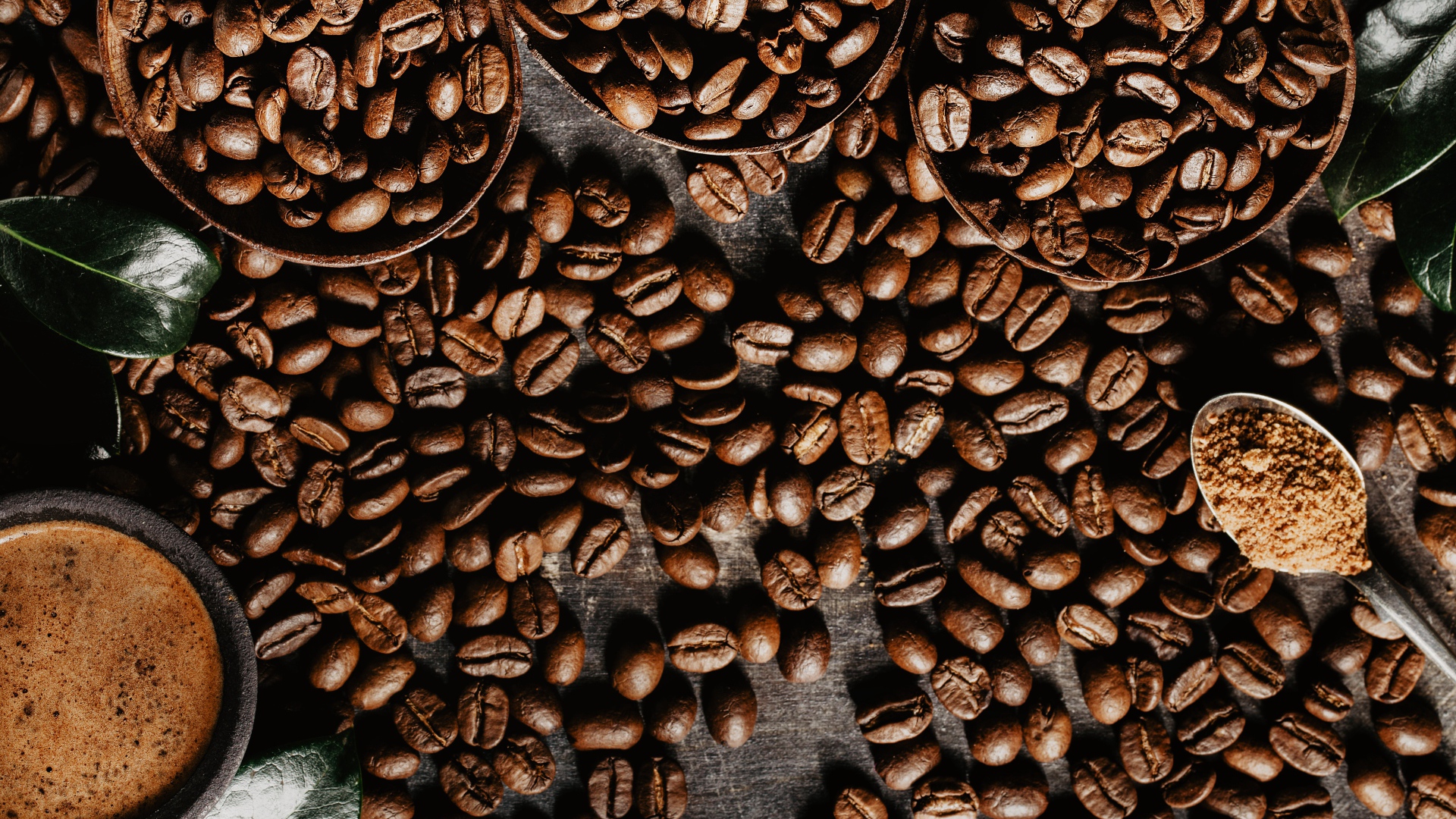 Кофейные зерна на столе крупным планом 