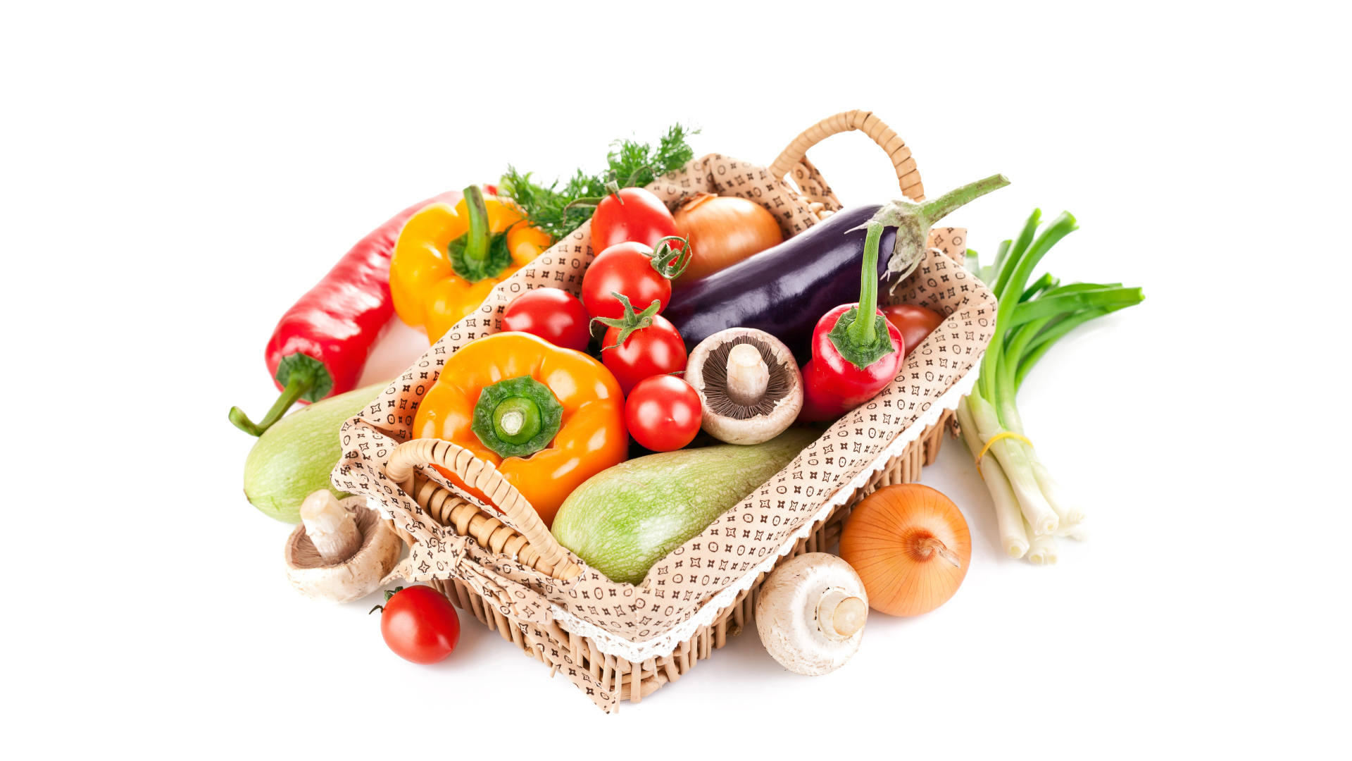 Свежие овощи в корзине на белом фоне