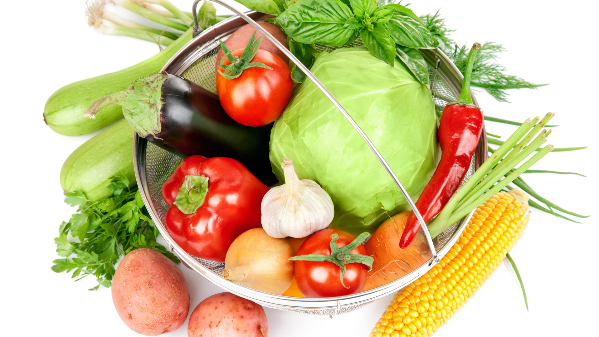 Свежие овощи на белом фоне 