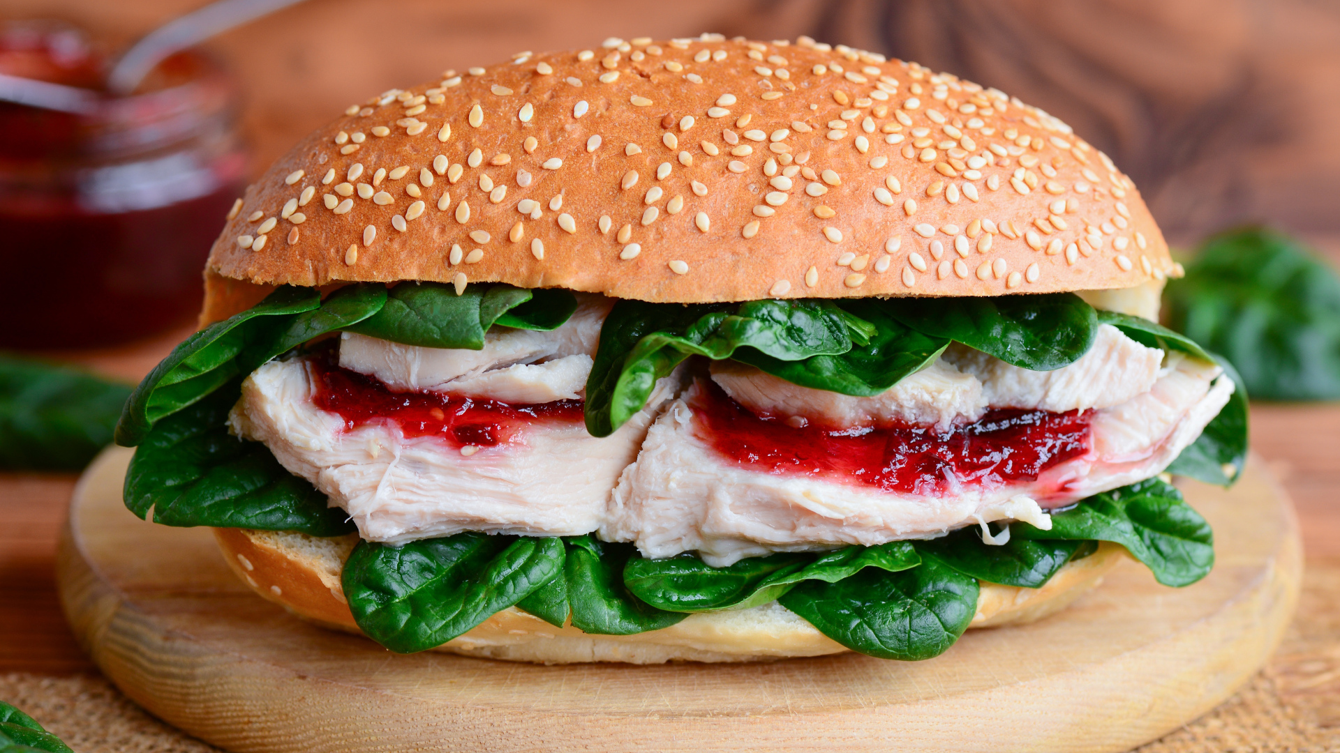 Гамбургер с курицей и зелеными листьями шпината