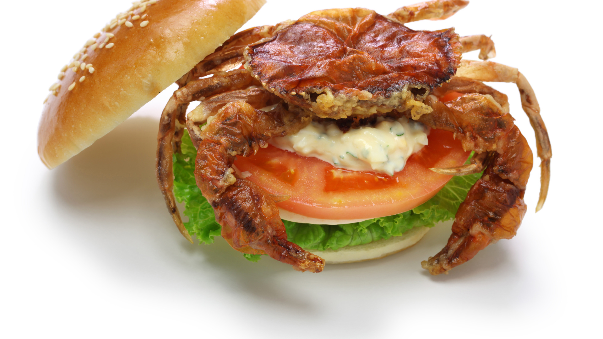 Гамбургер с овощами и крабом на белом фоне