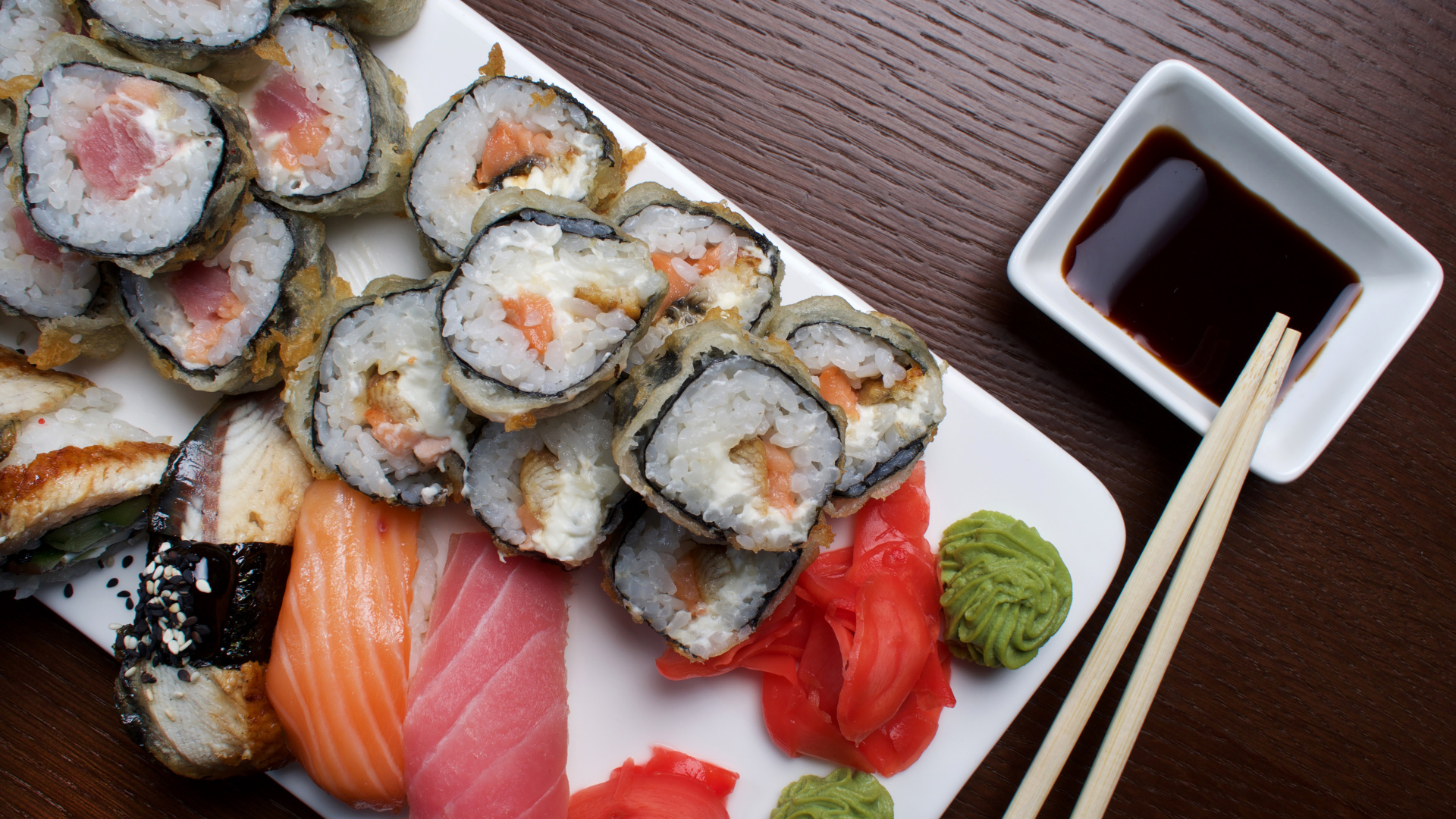 Горячие роллы с рыбой на столе с соевым соусом 