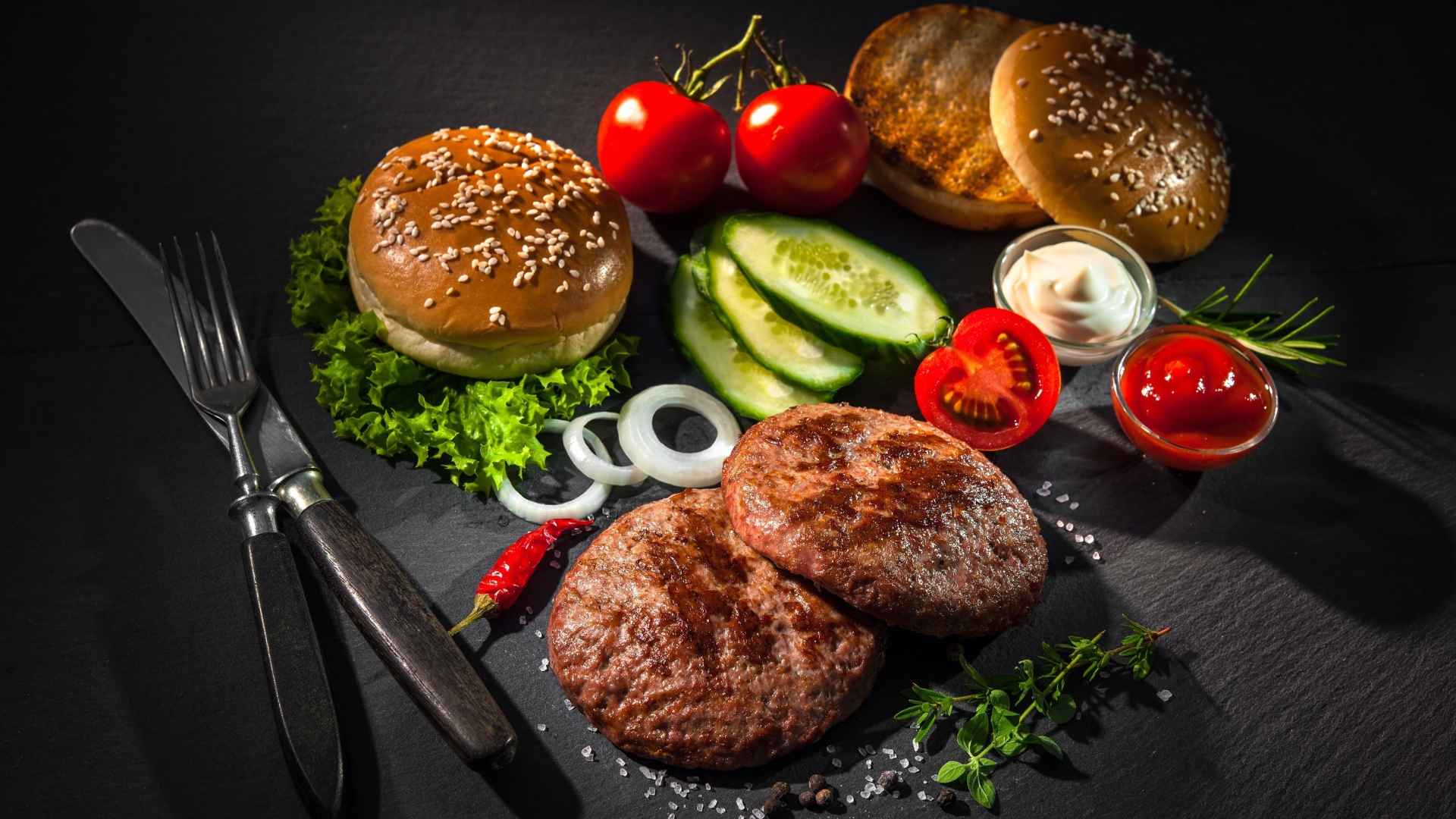 Ингредиенты для гамбургера на столе 