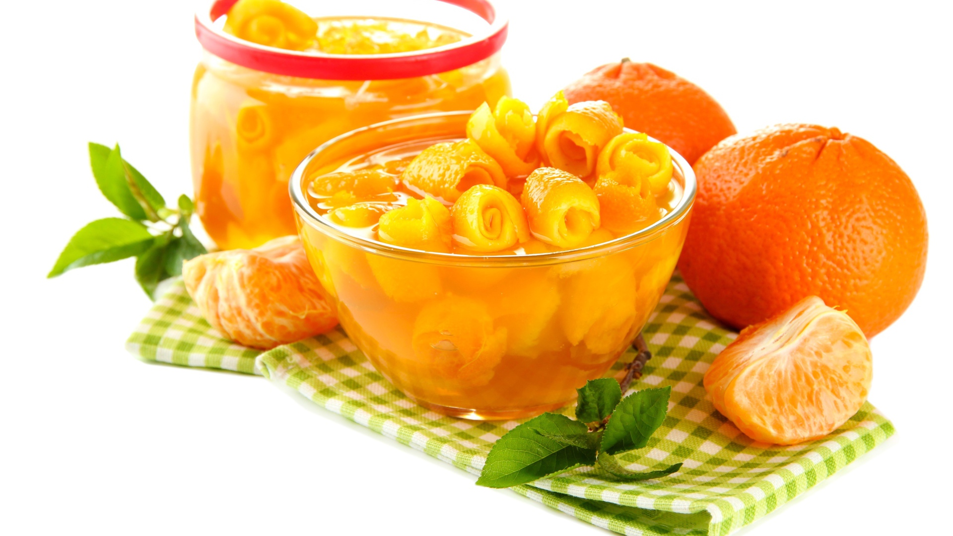 Варенье из мандариновых корок со свежими фруктами на столе