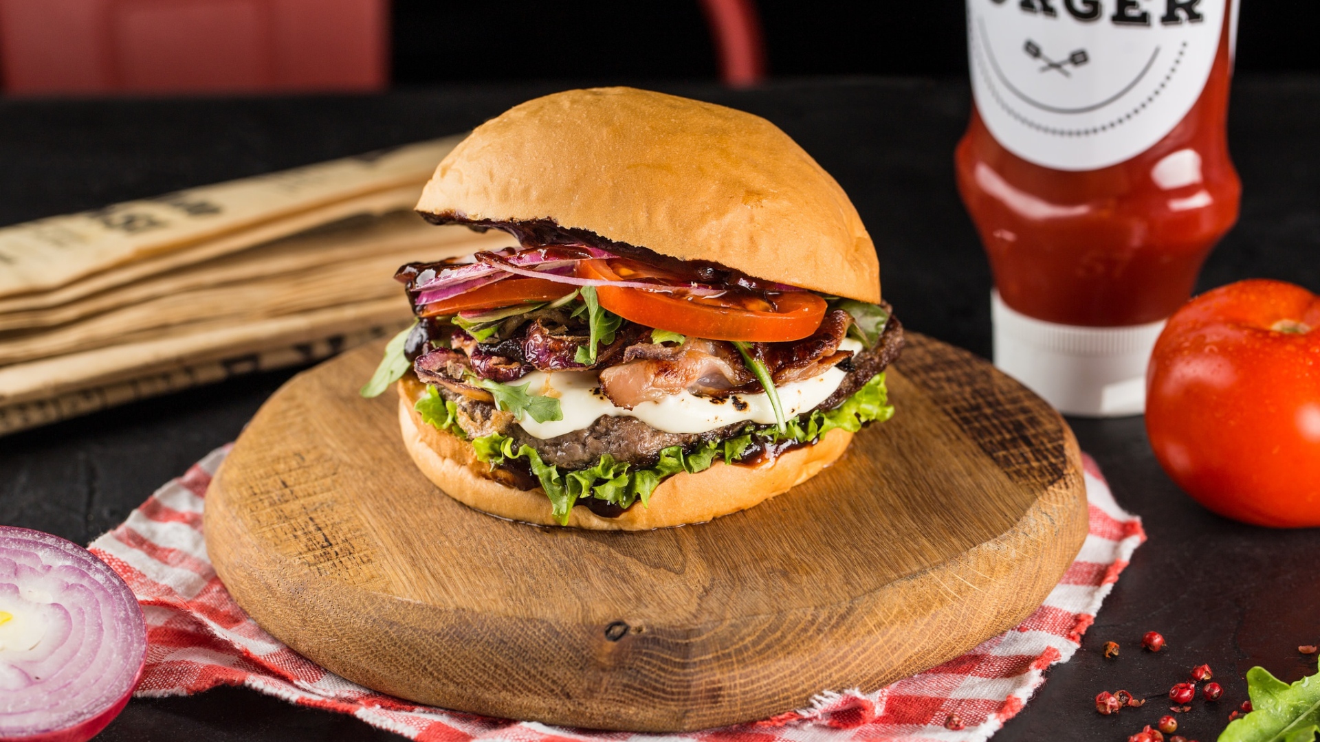 Большой аппетитный гамбургер на деревянной доске 