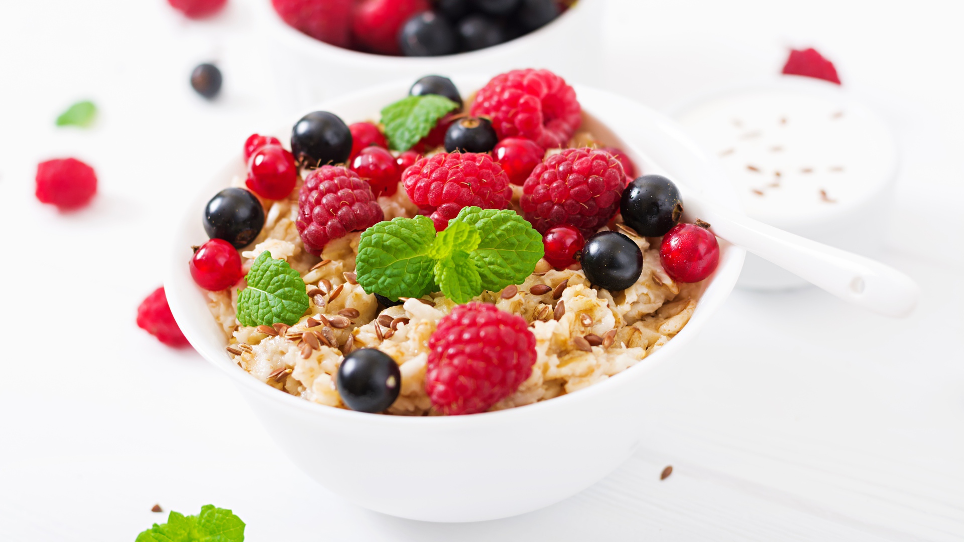 Мюсли с ягодами малины,  черники и красной смородины на завтрак