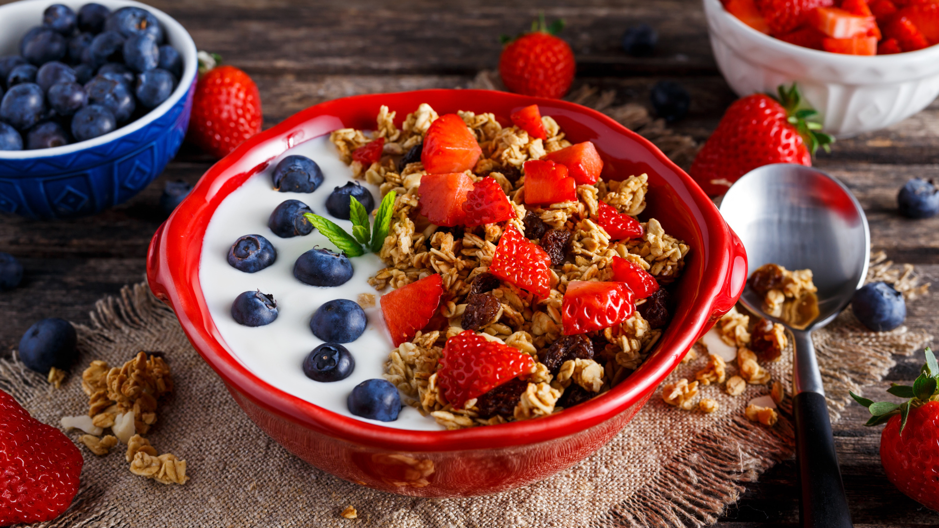 Мюсли с йогуртом, ягодами клубники и черники на завтрак