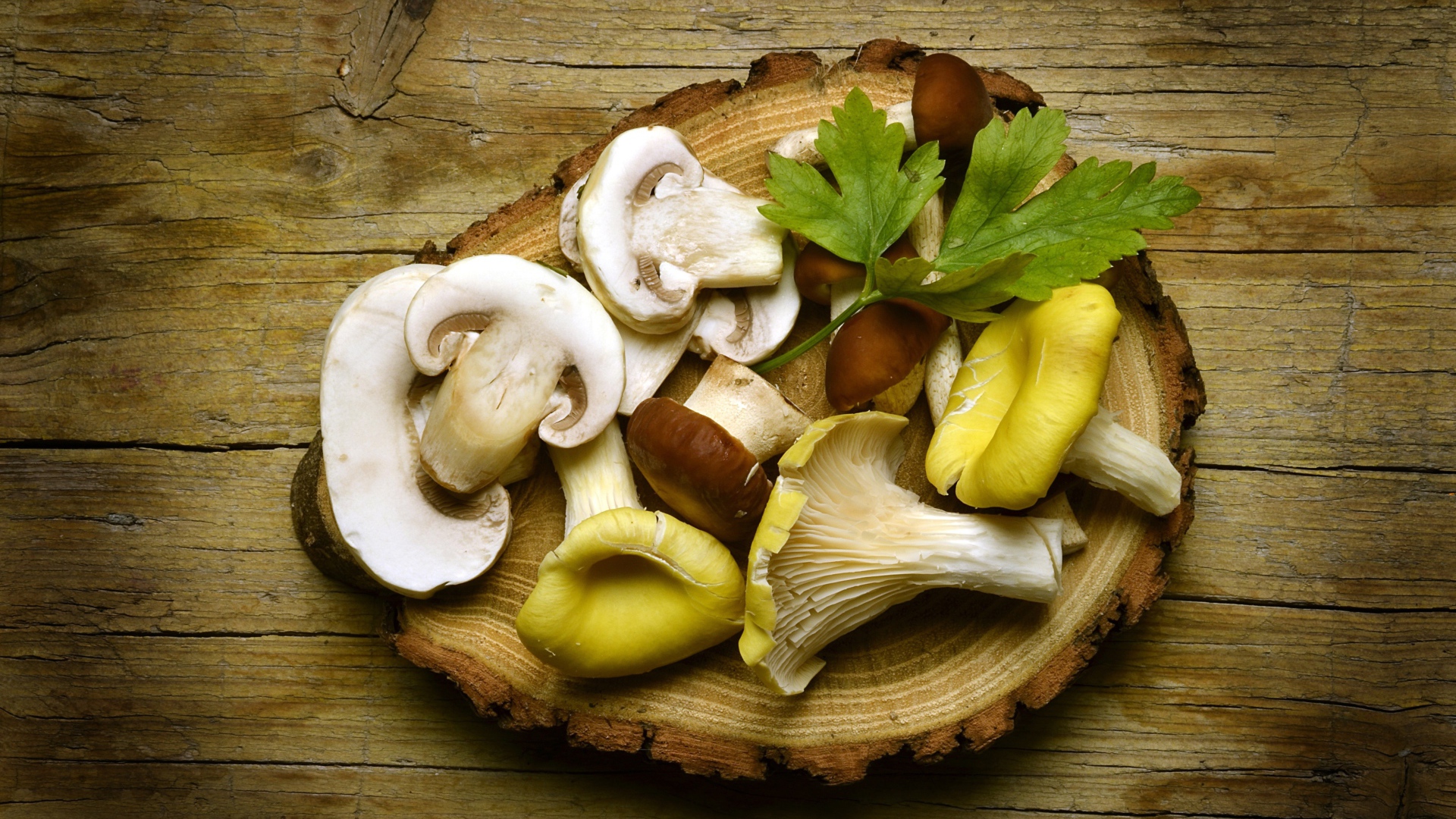 Грибы на деревянной разделочной доске