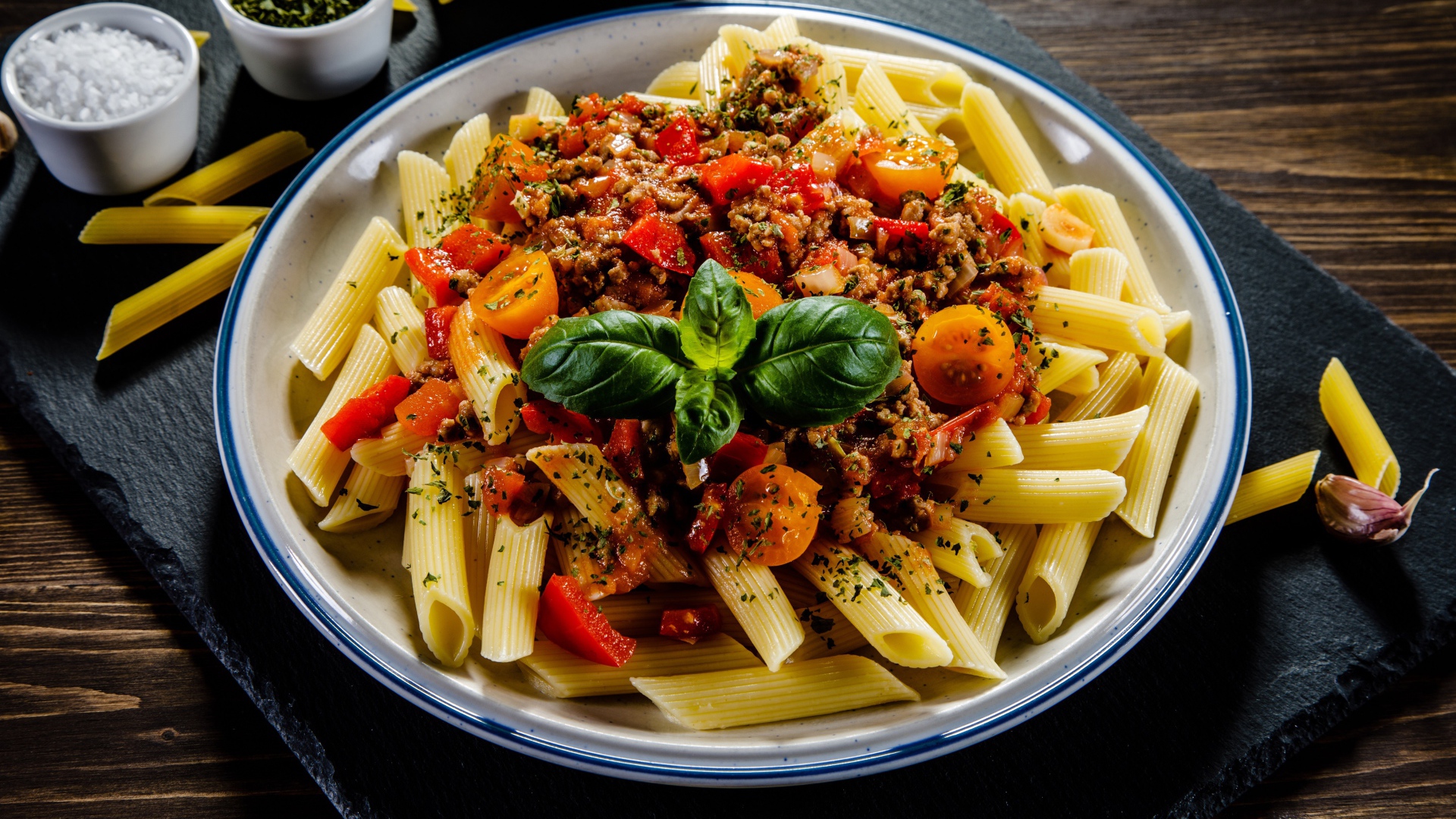 Макароны с фаршем и помидорами на столе