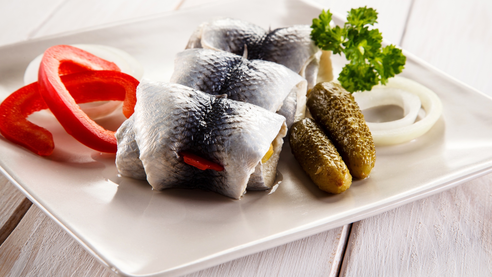 Рулетики из сельди с солеными огурцами и болгарским перцем