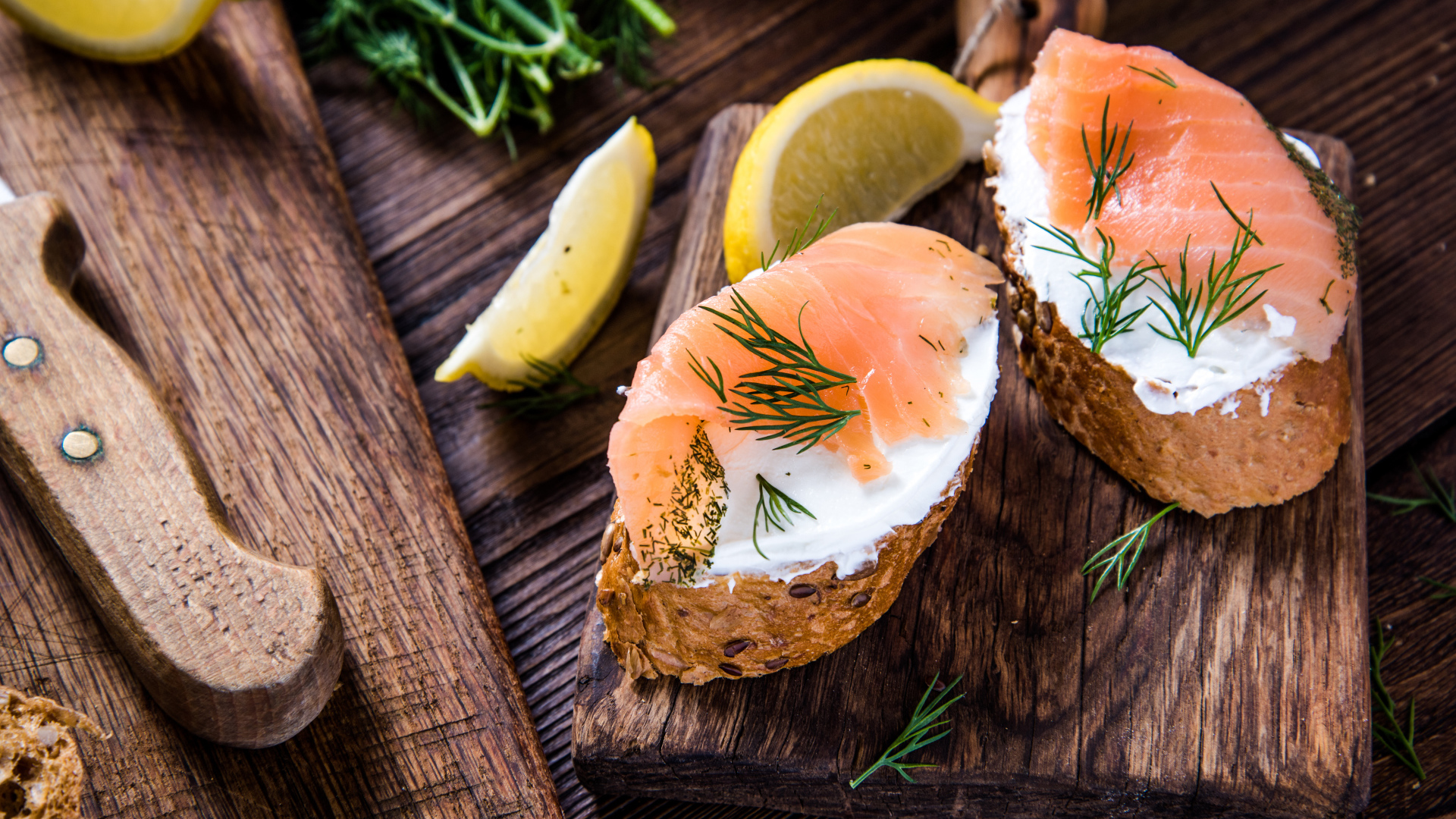 Бутерброды с сыром и красной рыбой на разделочной доске