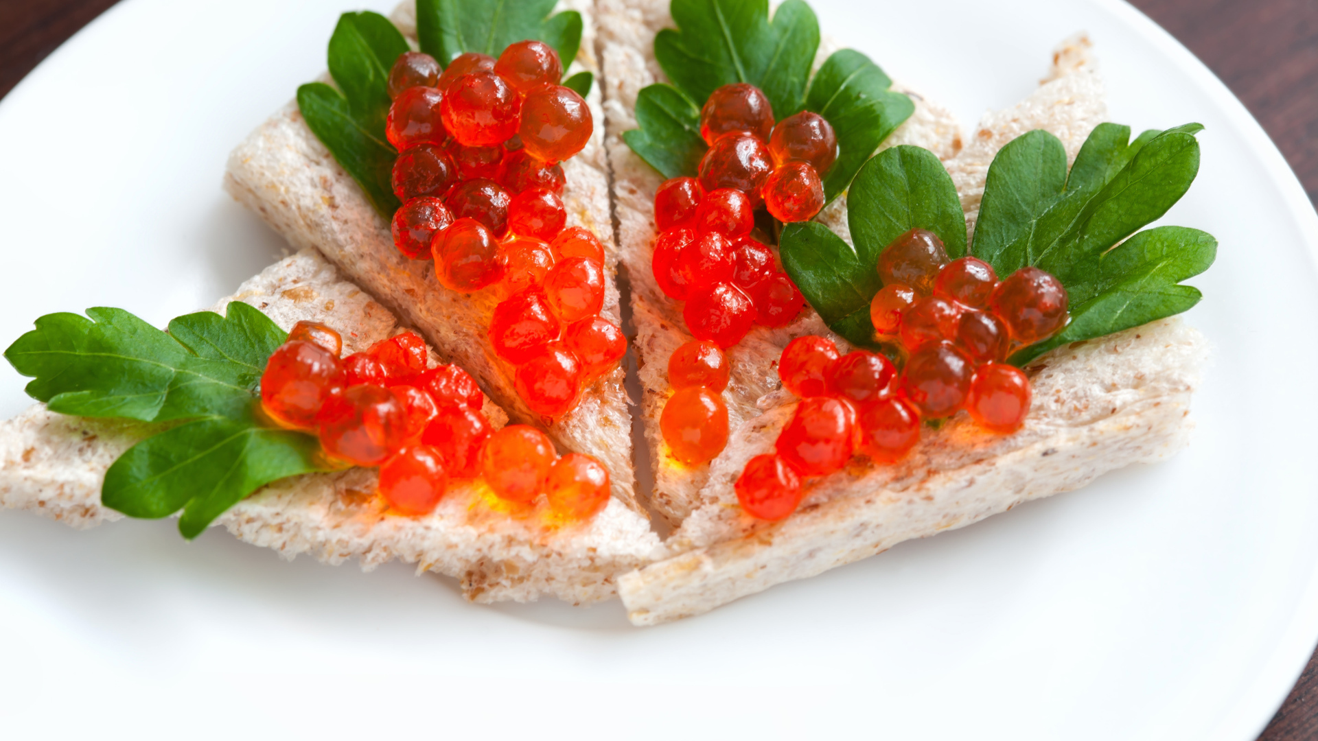 Бутерброды с красной икрой и листиками петрушки